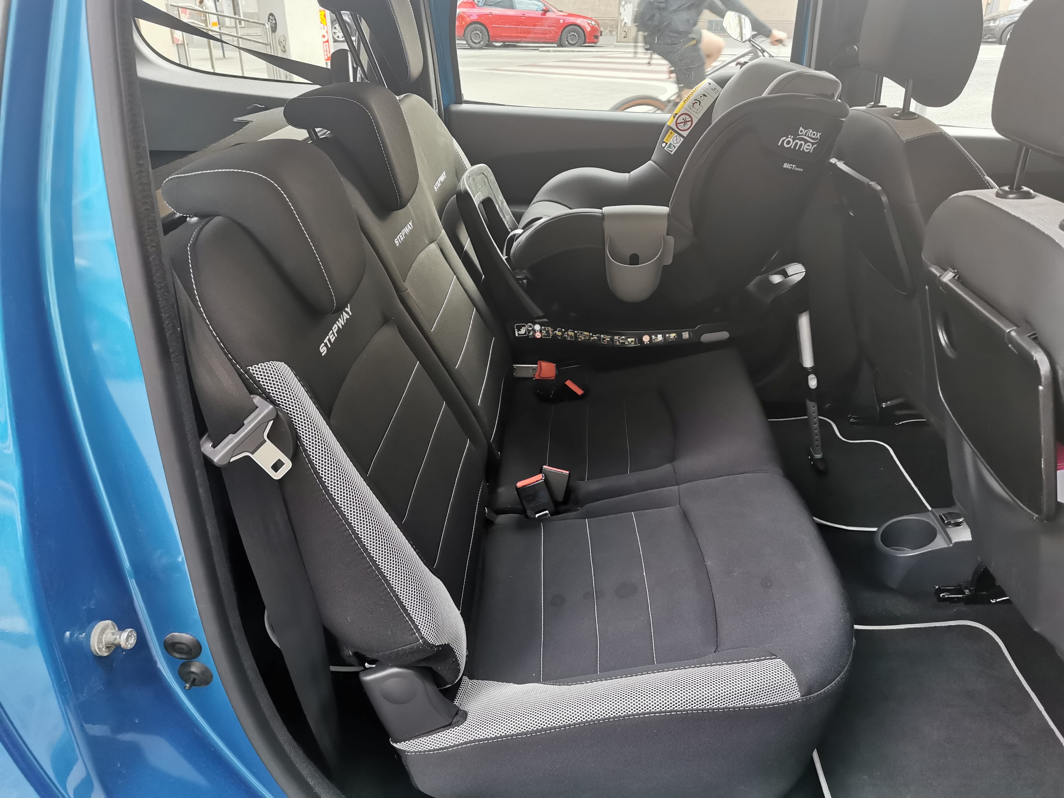 Dacia Lodgy mit Kindersitz