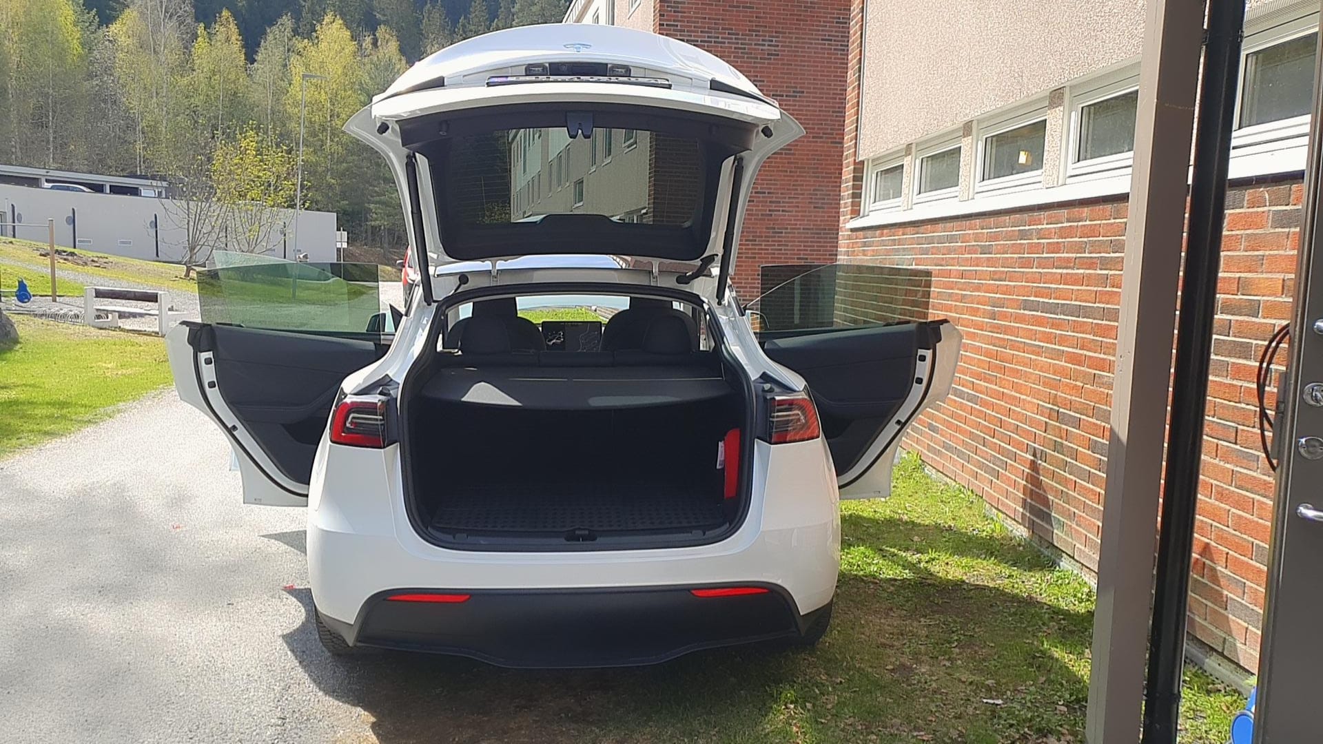 Tesla Model Y med GPS