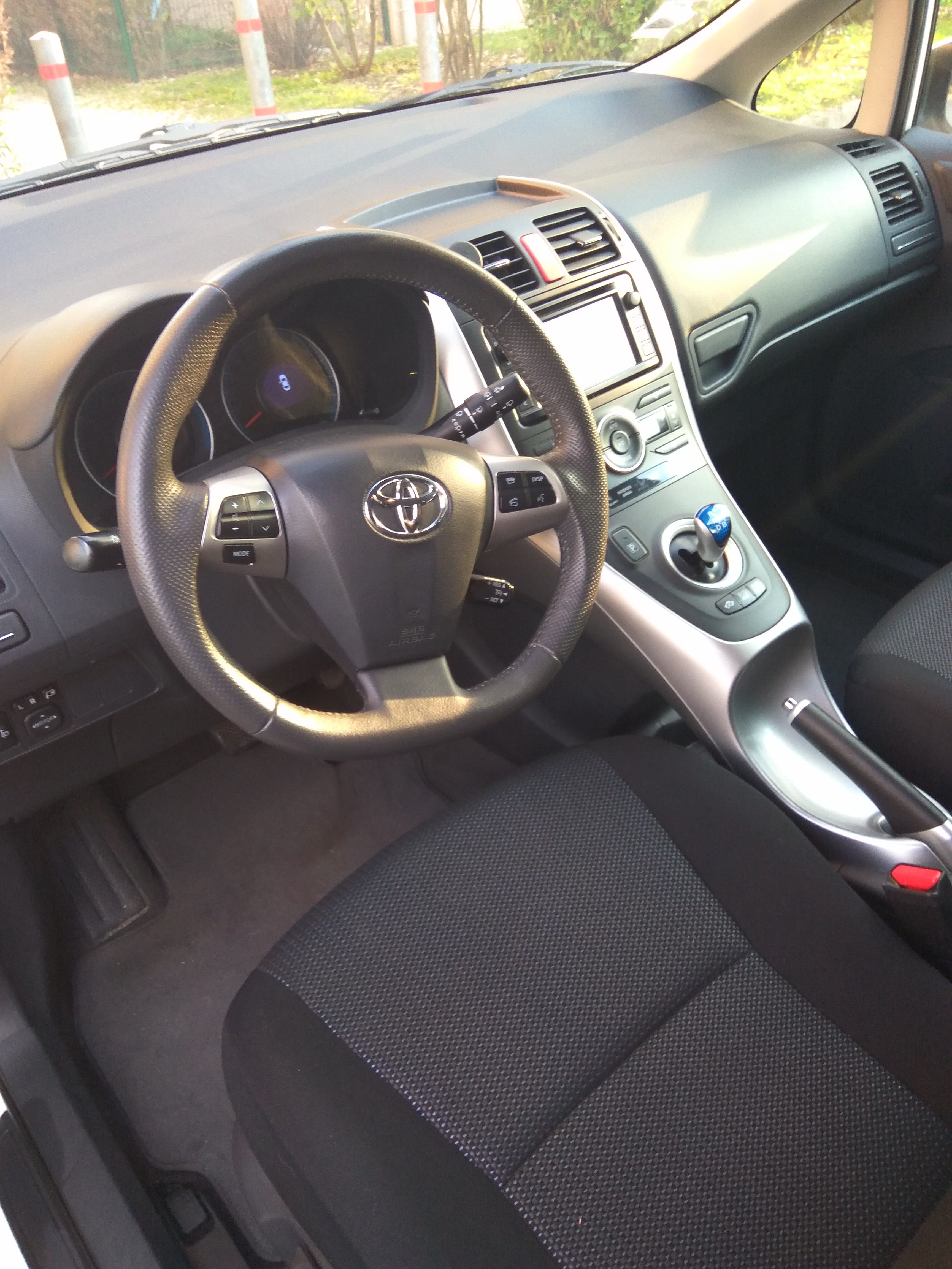 Toyota Auris 136h hybride avec GPS