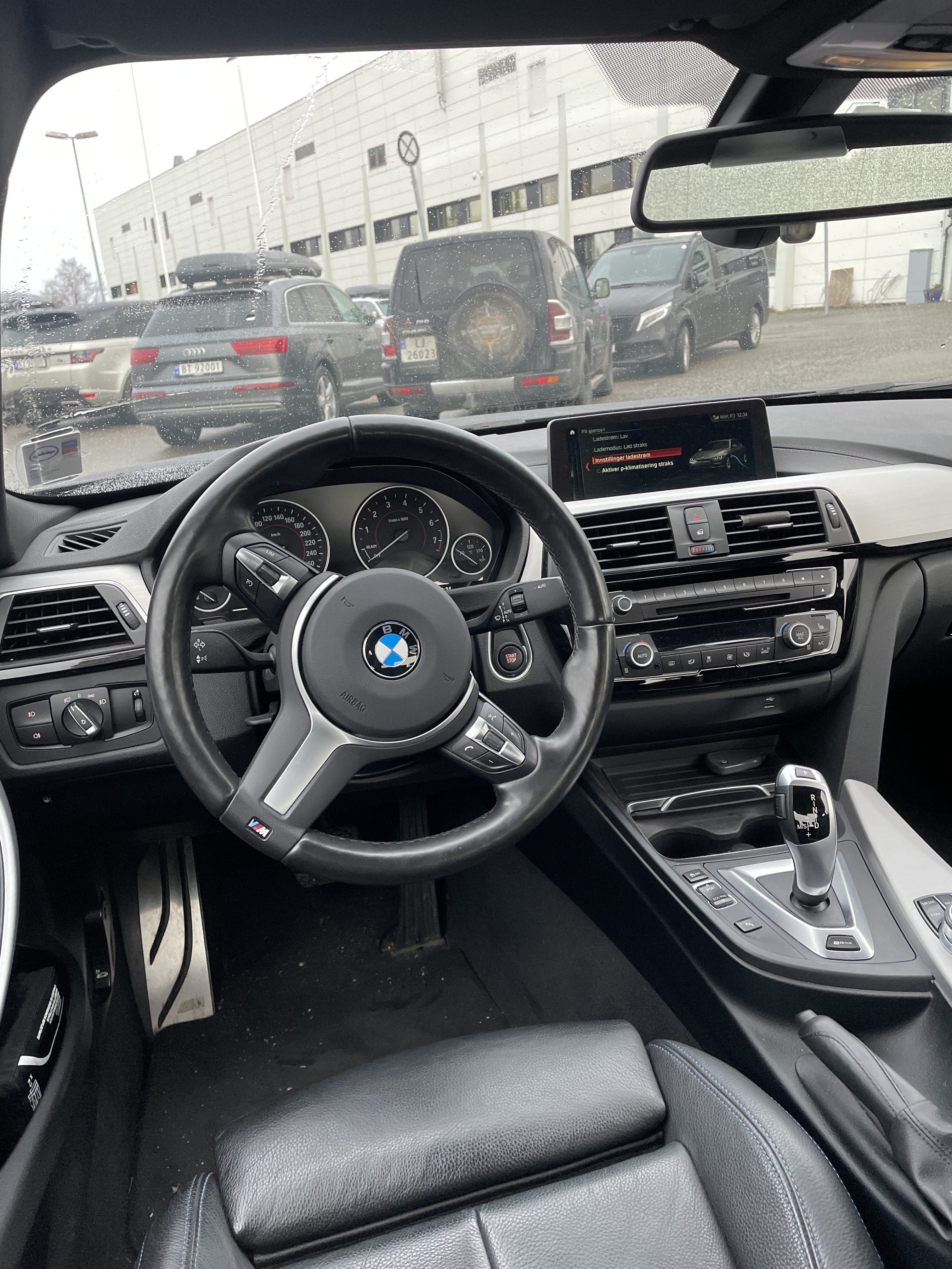 BMW 3 Series Hybrid 330e with Bluetooth audio