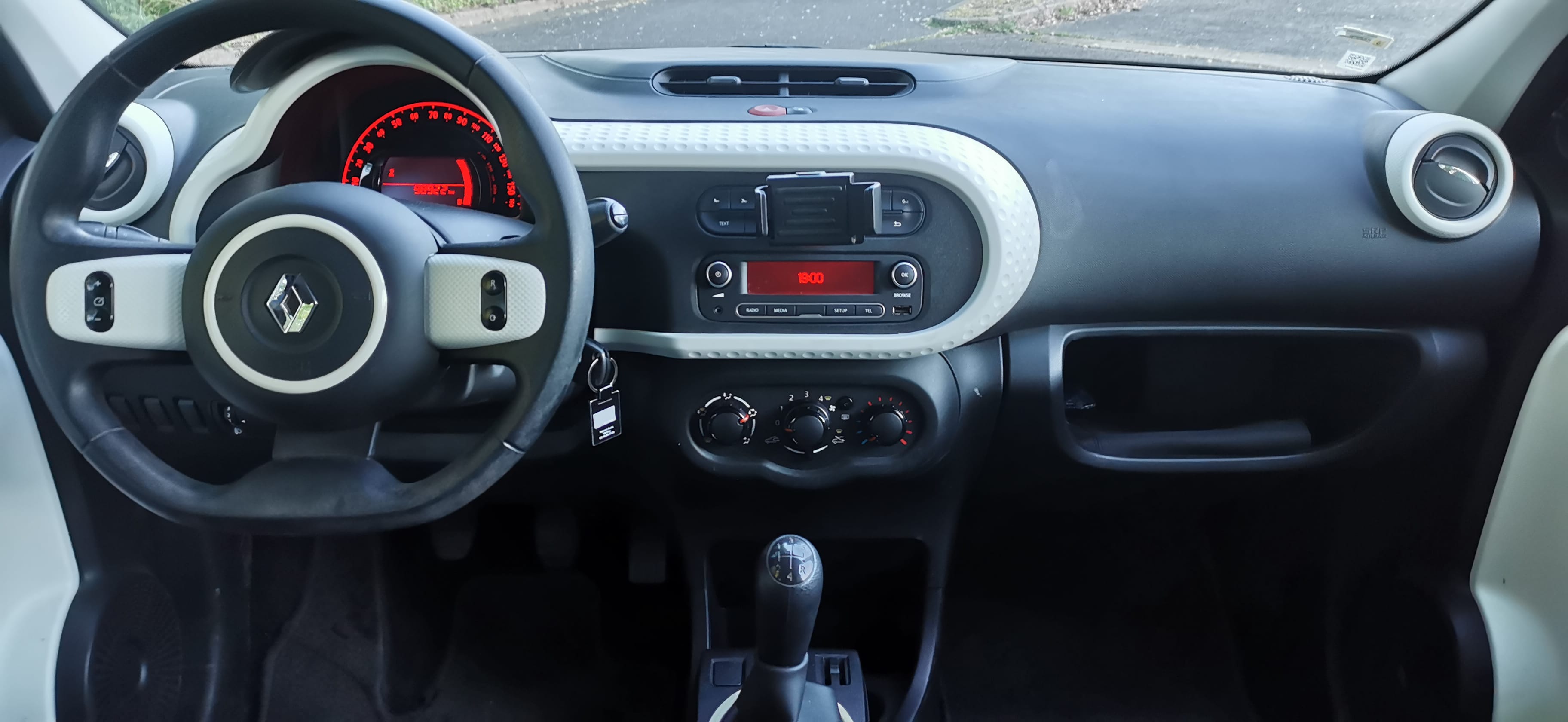 Renault Twingo III Blanche ph1 avec Autoradio