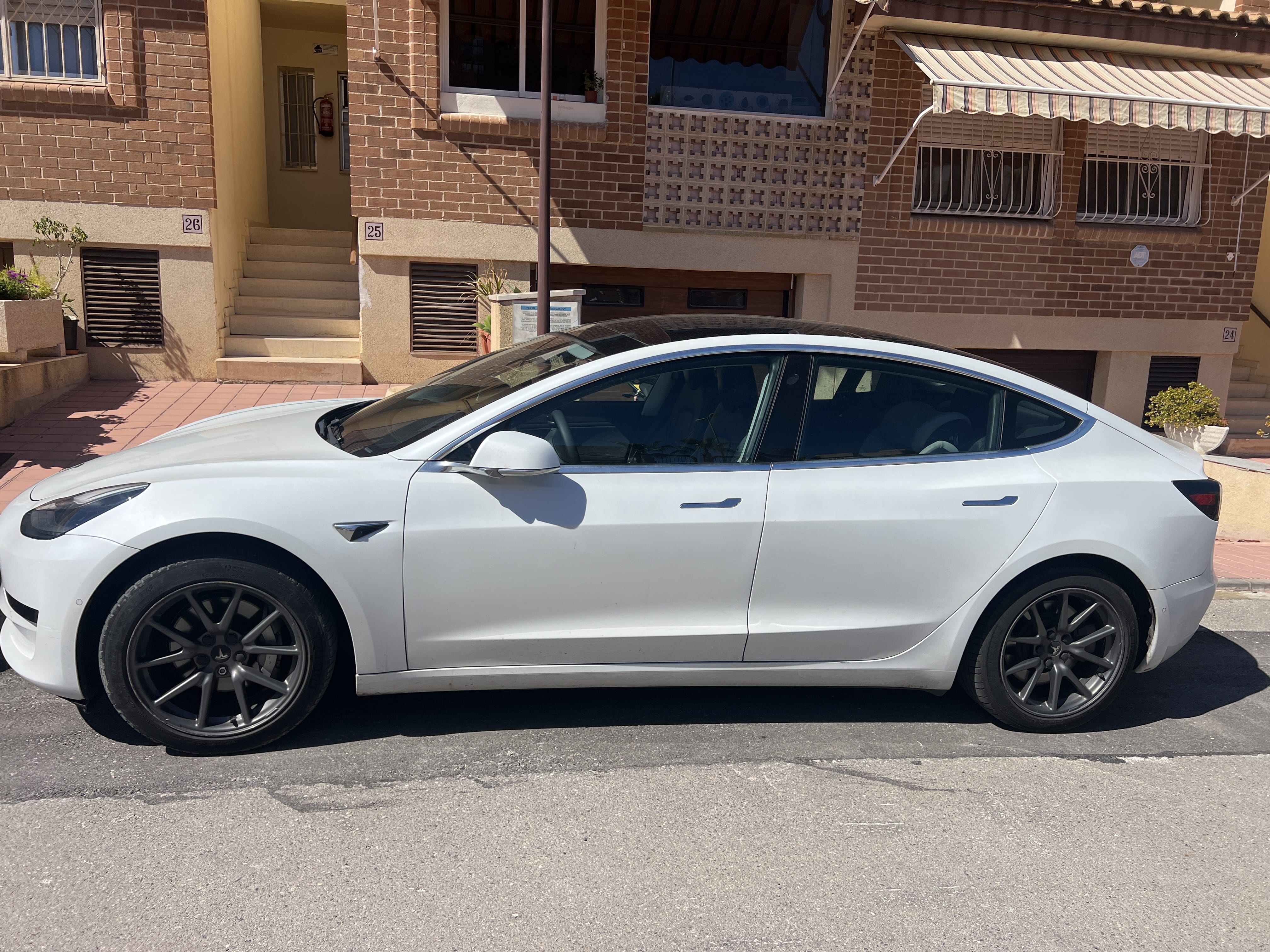 Tesla Model 3 con GPS