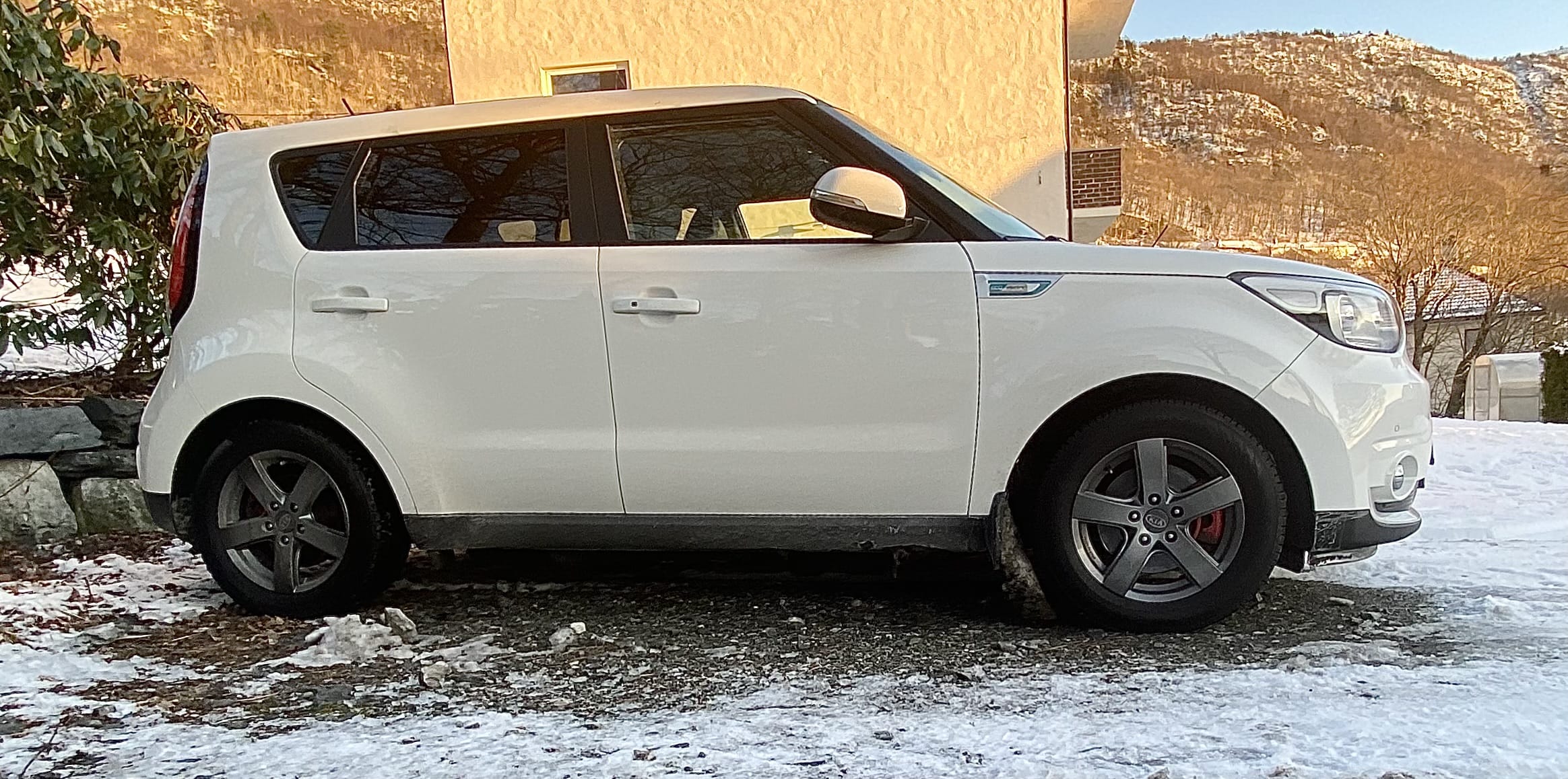 Kia Soul EV+ Med soltak & skinnseter. (Barnestol/er) med Aircondition