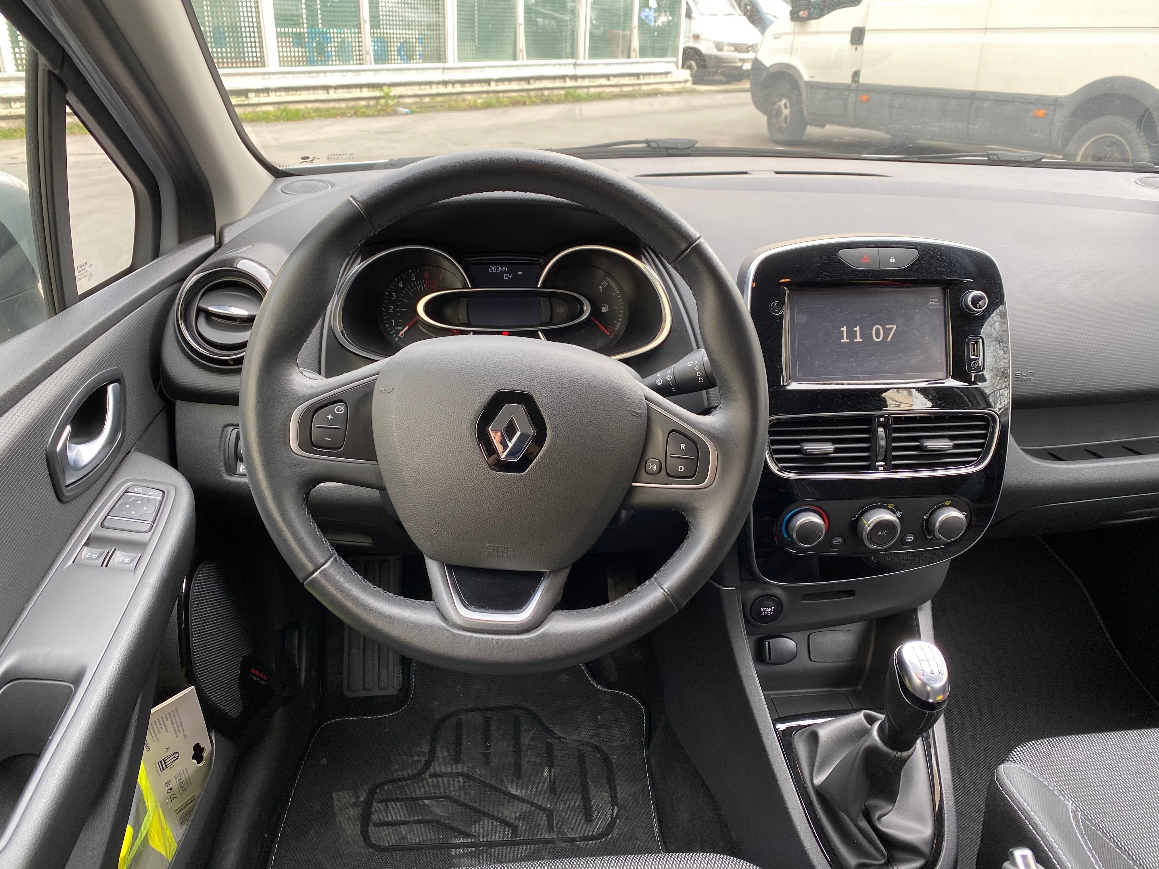 Renault Clio 353 avec Siège bébé