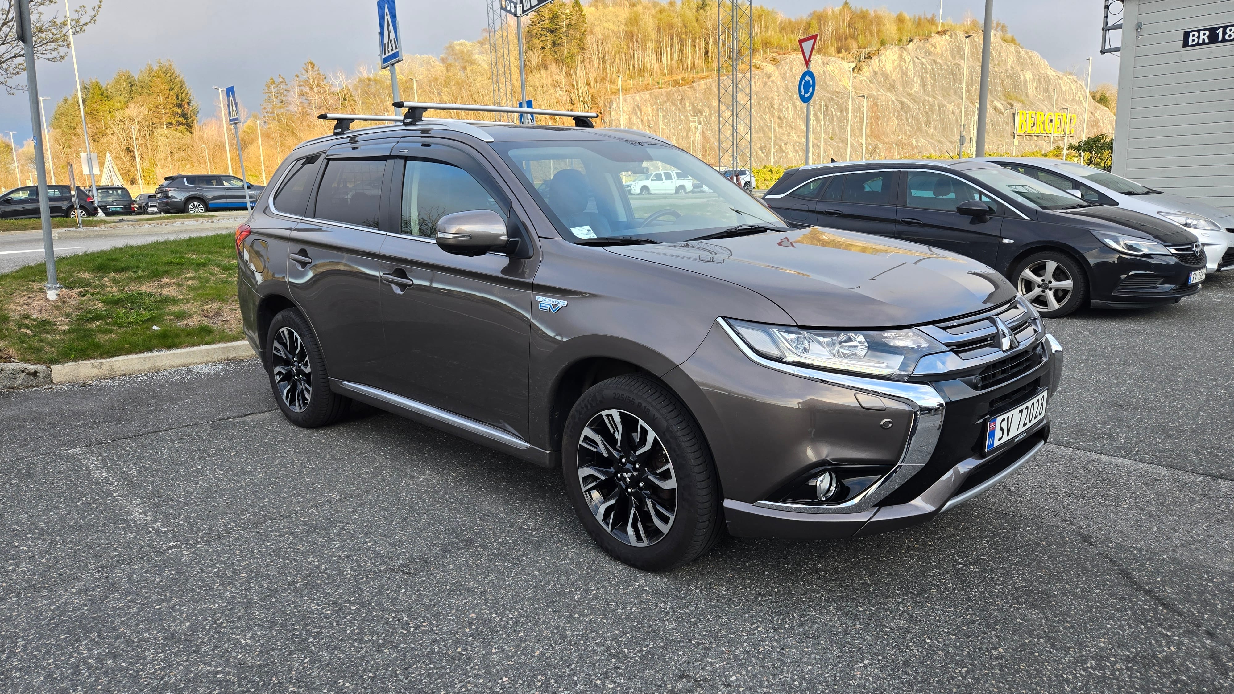 Mitsubishi Outlander PHEV SE med Cruisekontroll