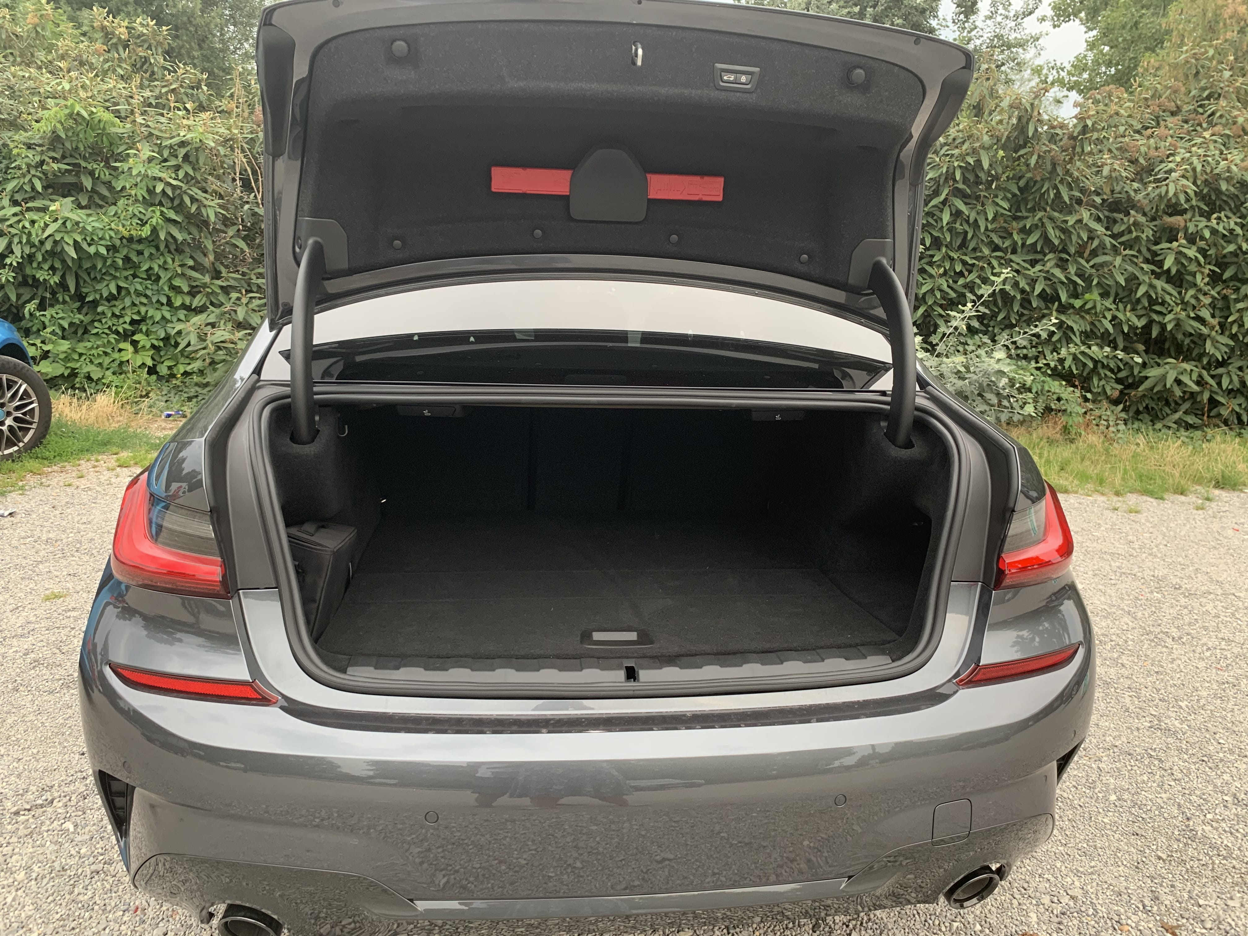 BMW 3er New BMW 330e + accommodations in Vienna mit Bluetooth-Audio