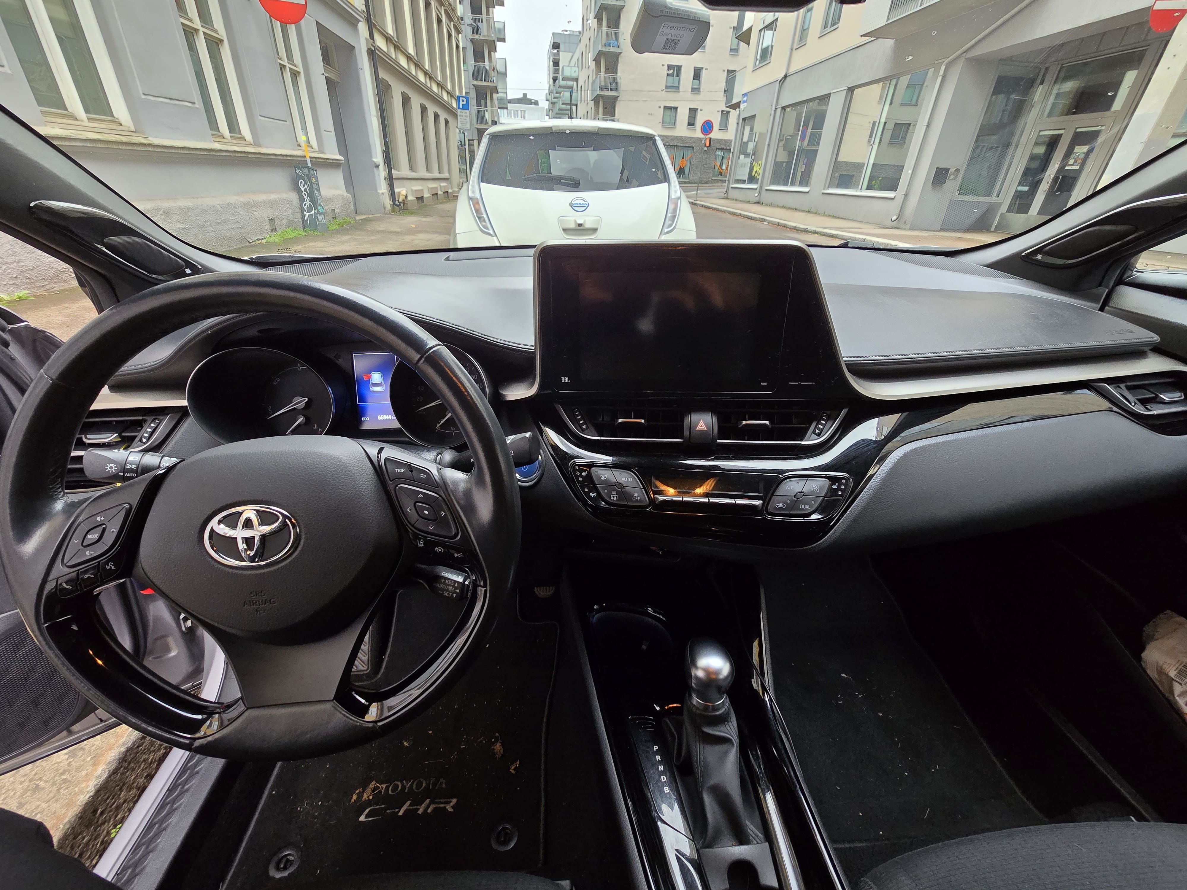 Toyota C-HR Hybrid med Dashcam