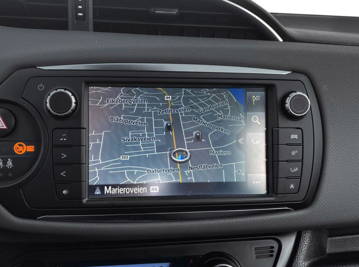 Toyota Yaris Hybrid med Babysete