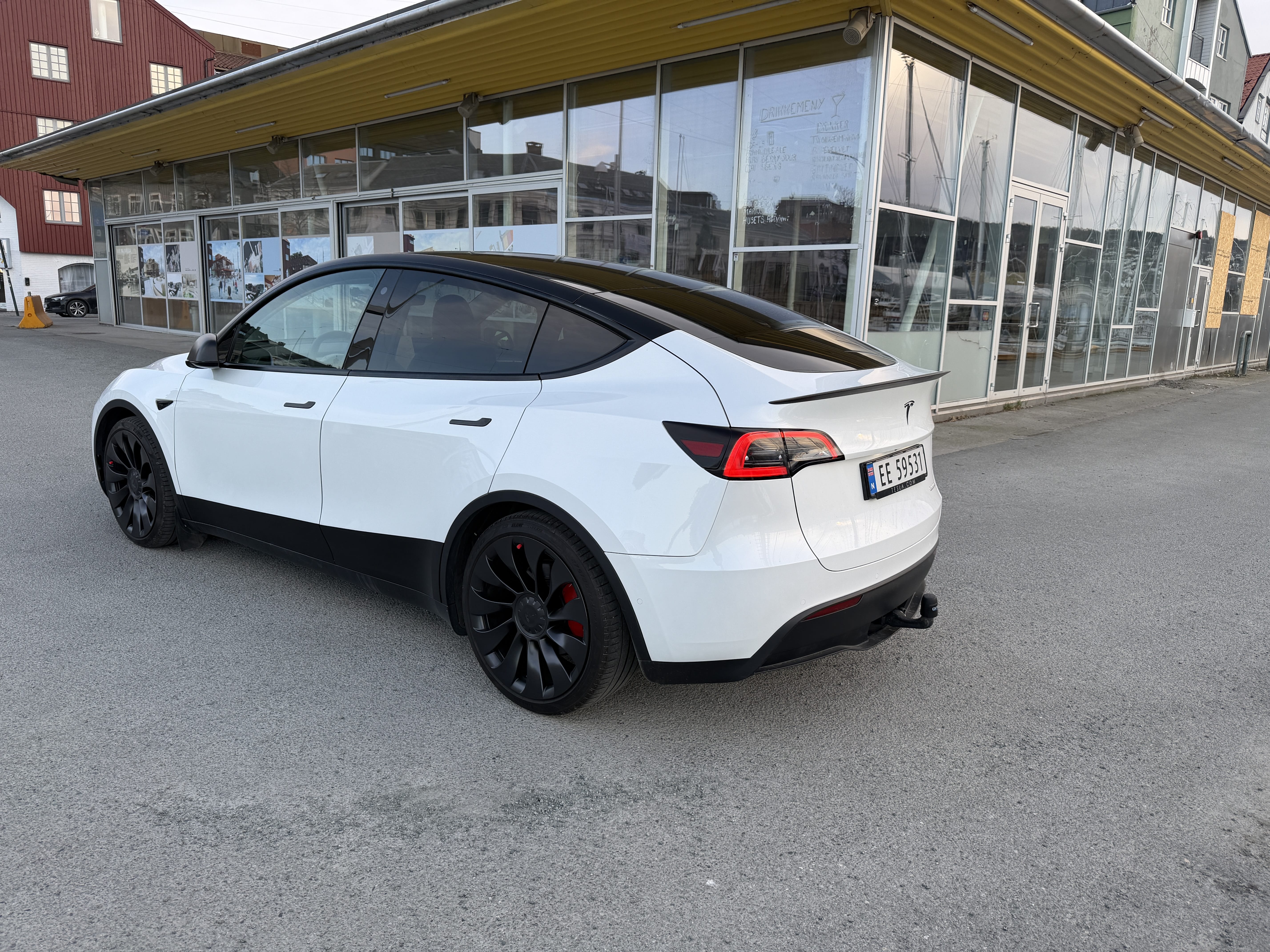 Tesla Model Y Performance med Ryggekamera