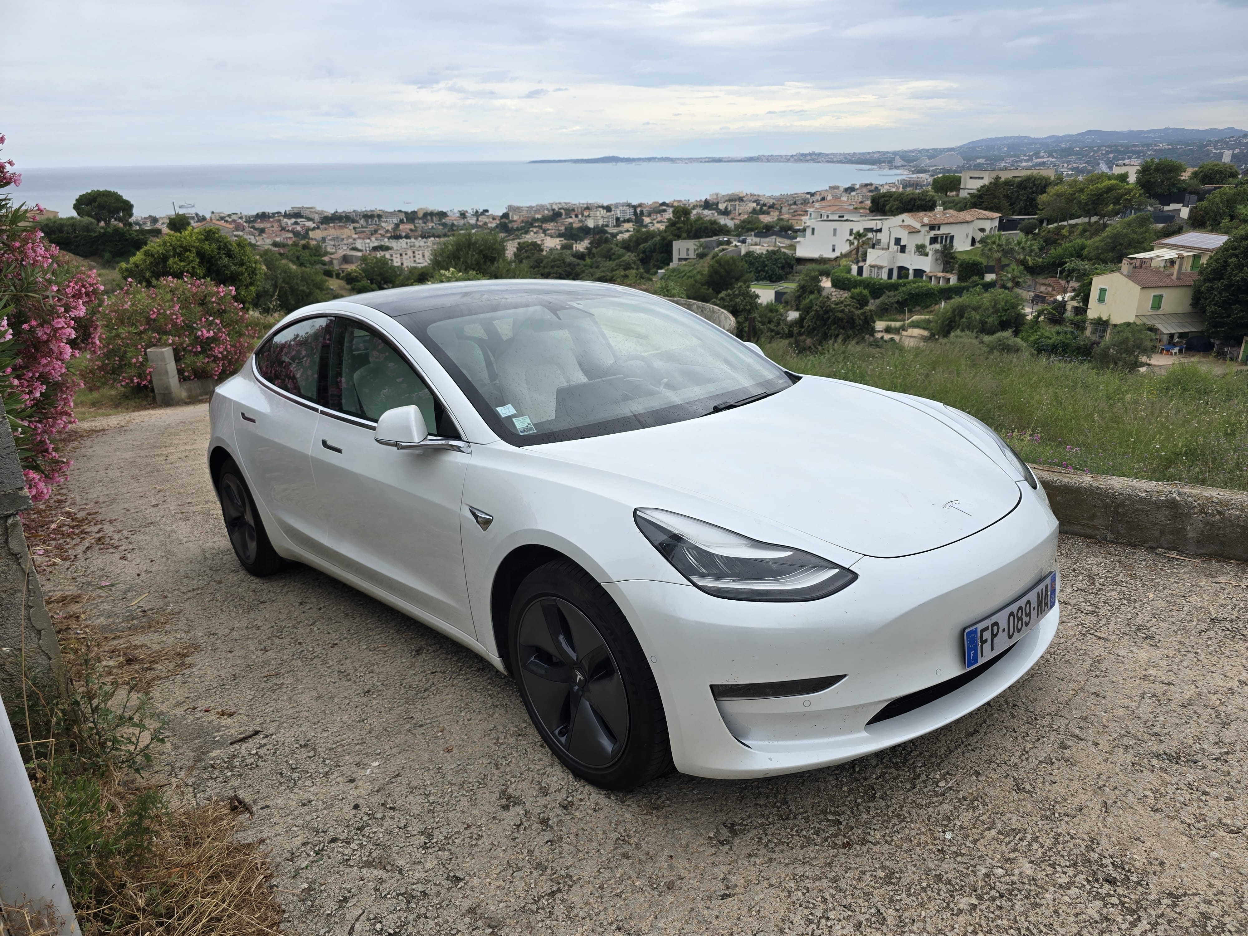 Tesla Model 3 Grande autonomie mit Klimaanlage