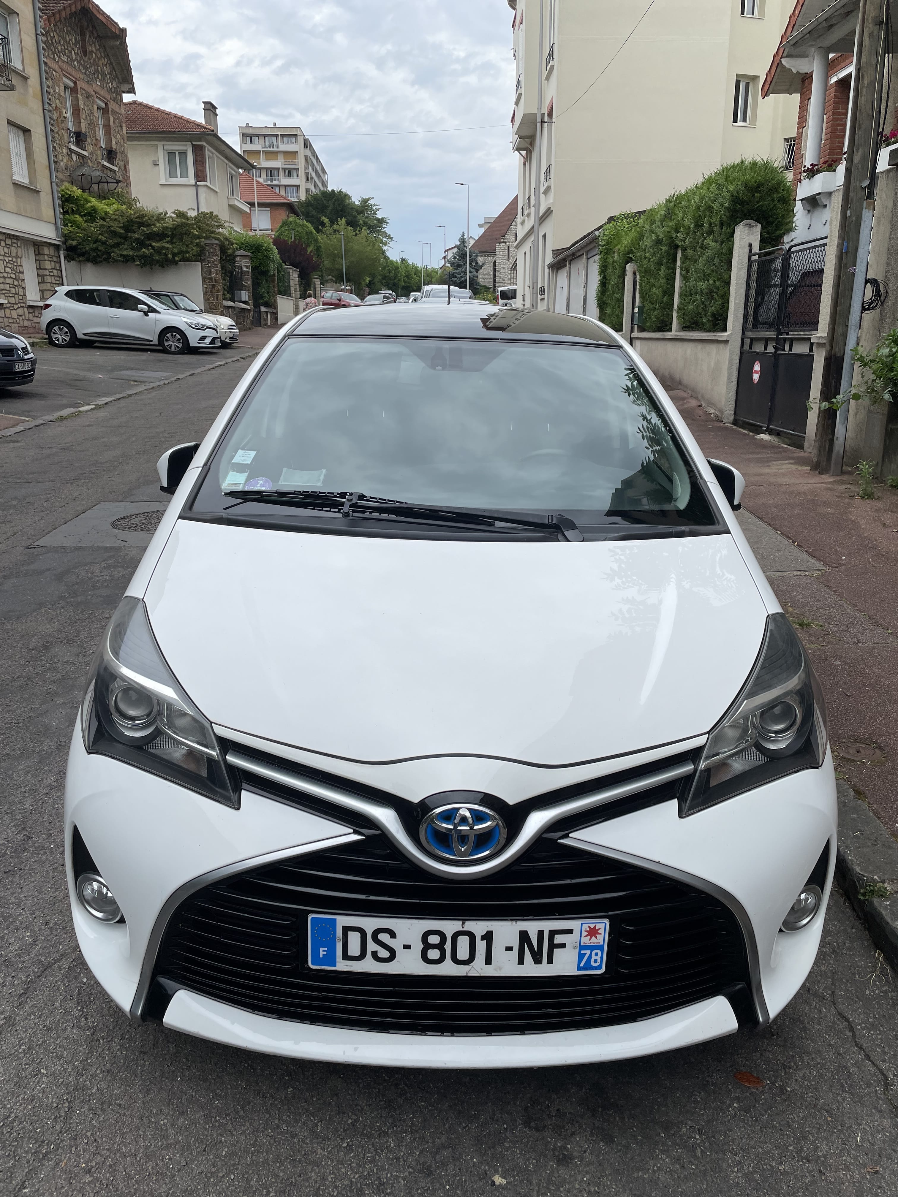 Toyota Yaris, 2015, Essence 98 / Électrique (hybride), automatique