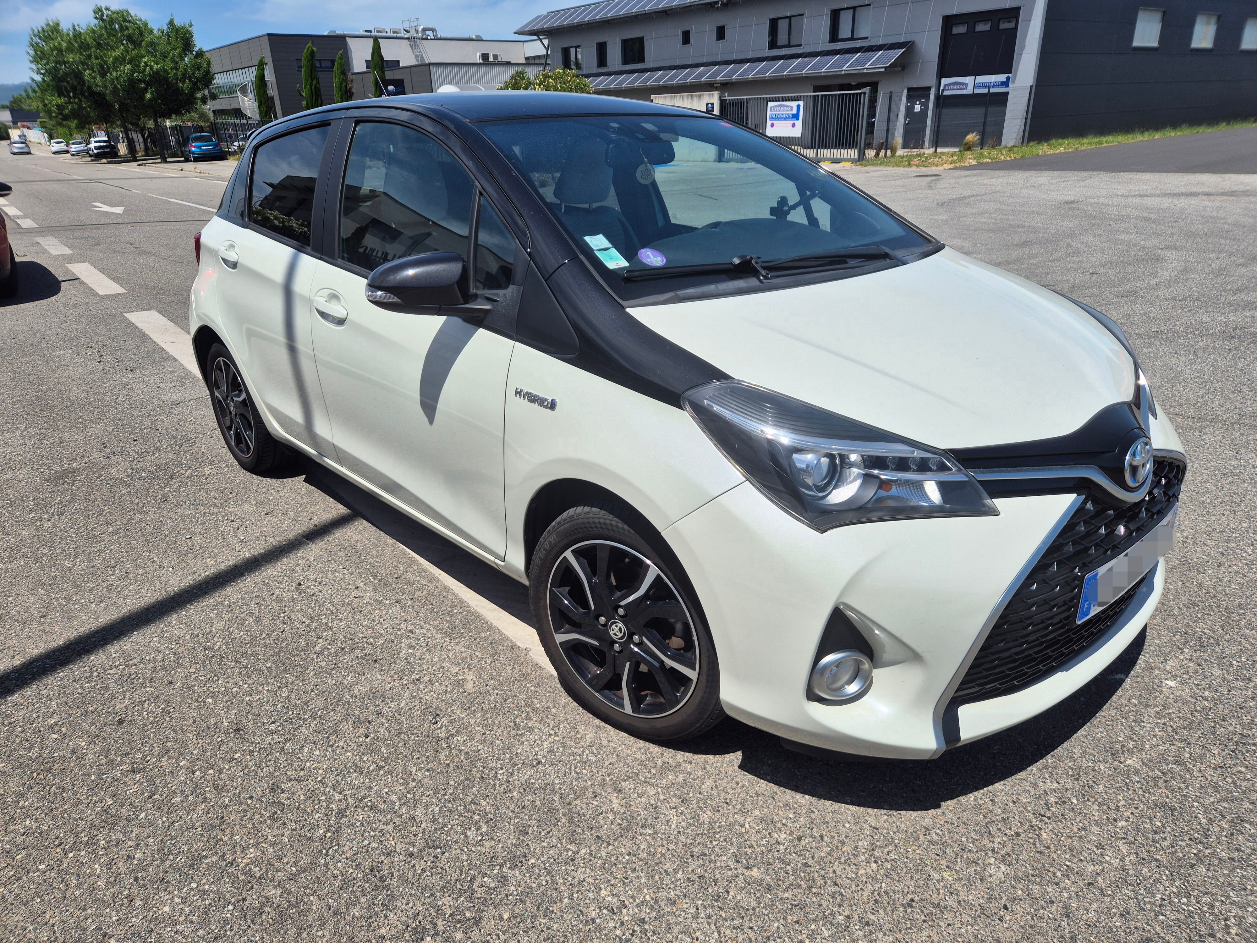 Toyota Yaris Hybride, 2016, Essence 95 / Électrique (hybride), automatique