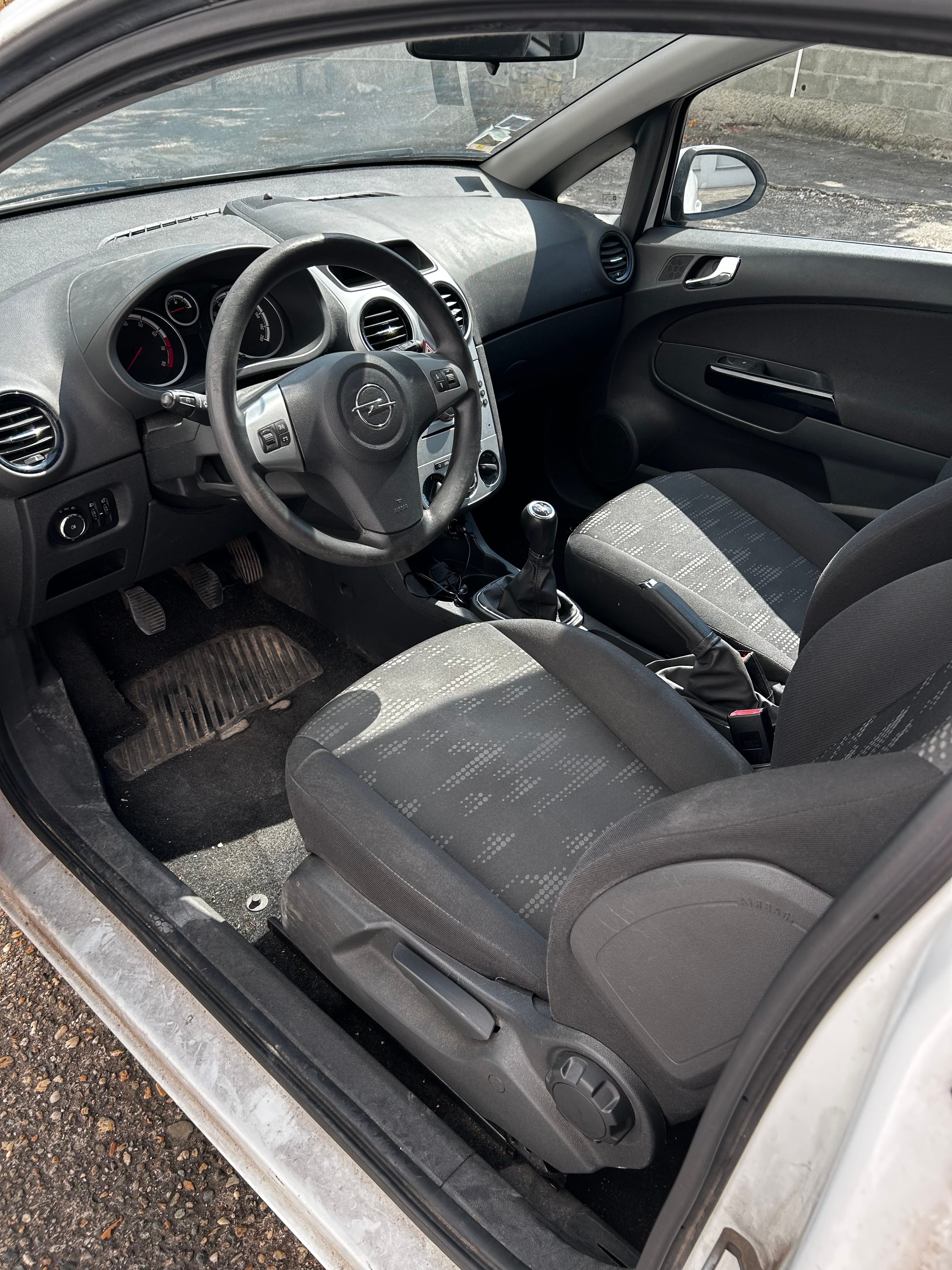 Opel Corsa avec Port USB