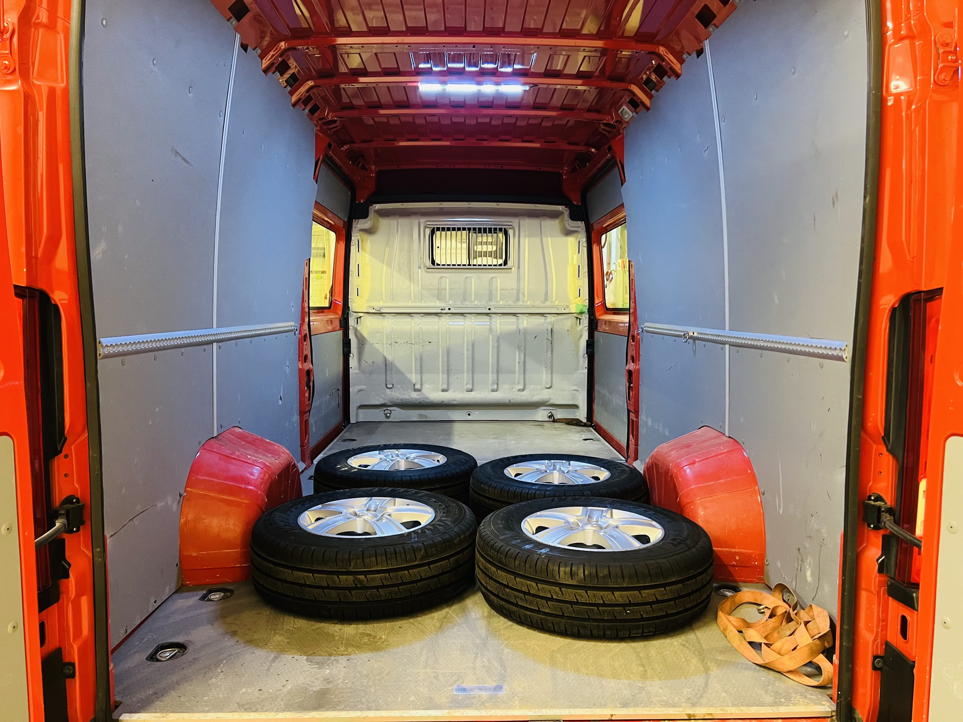 Peugeot Boxer 2.0 HDi L4H2 6Trinn med Vinterdekk