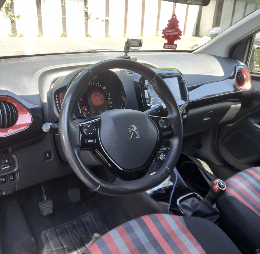 Peugeot 108 COLLECTION GRISE FONCEE with Bluetooth audio