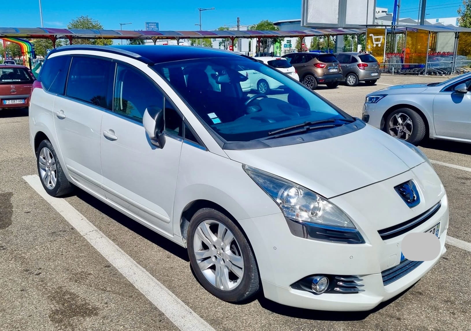 Peugeot 5008 7 places BLANC NACRÉ HDI performant économique HEA CLIM AUTO GPS HIFI USB TOIT PANO mit Klimaanlage
