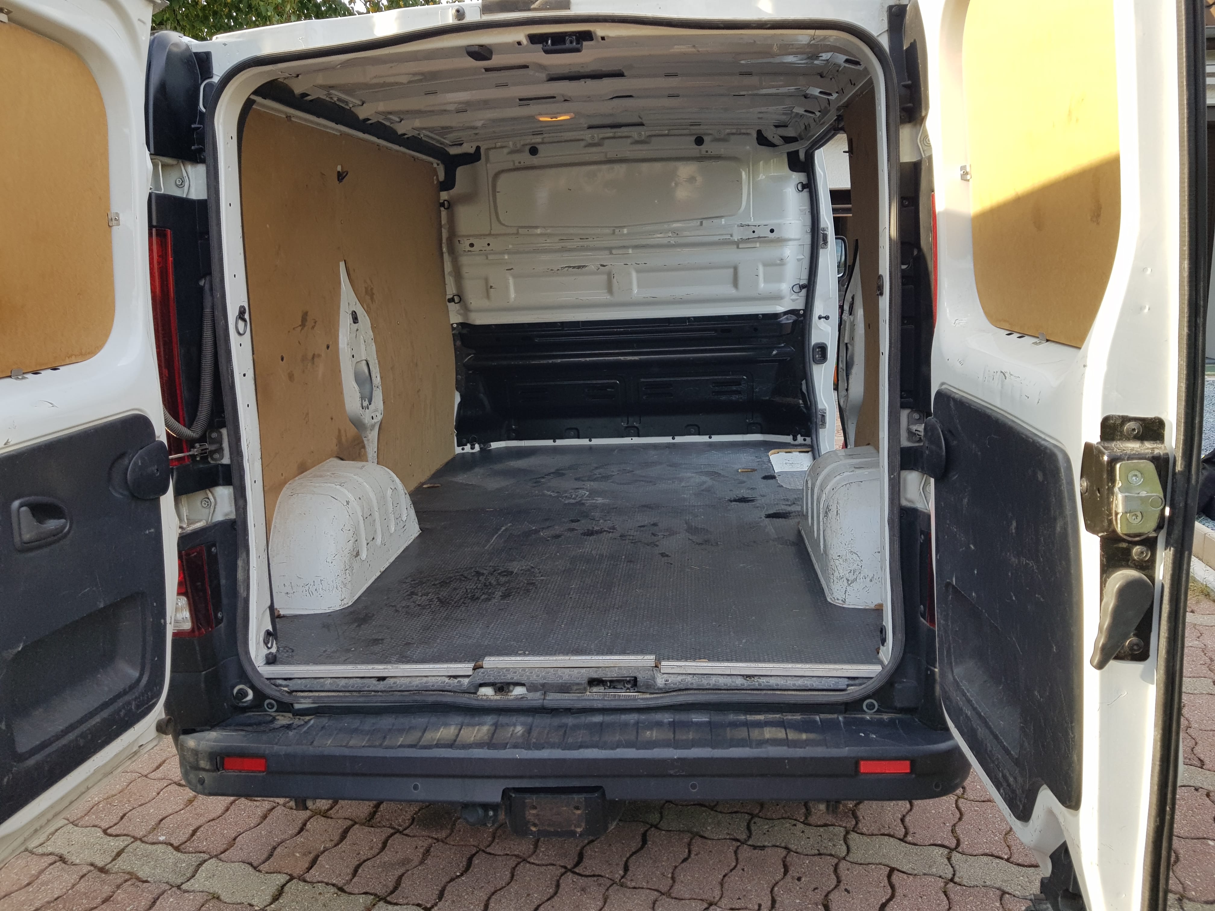 Opel Vivaro 1.6 dci clim radar de recul gps EH105 avec GPS