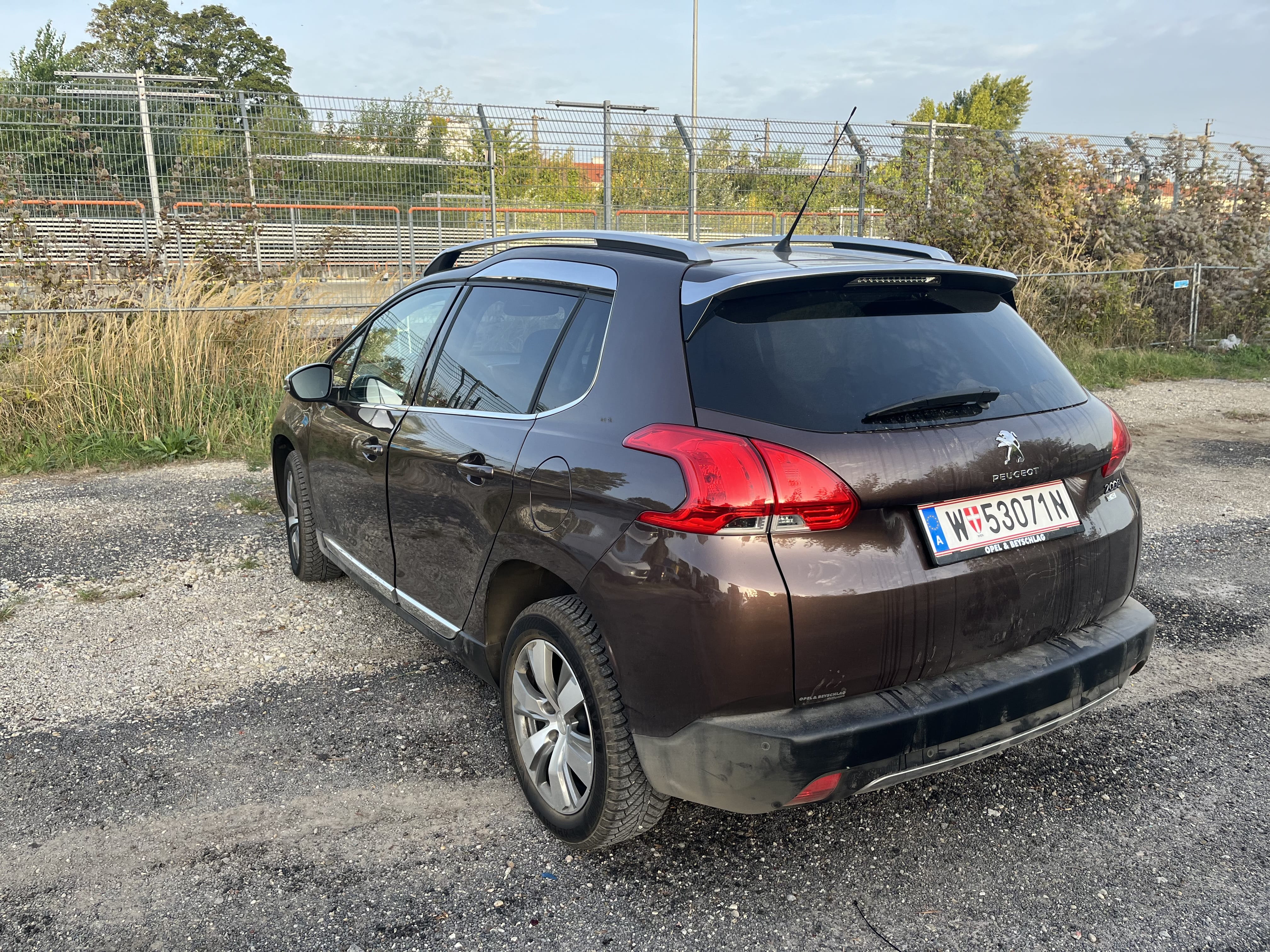 Peugeot 2008 mit Kindersitz