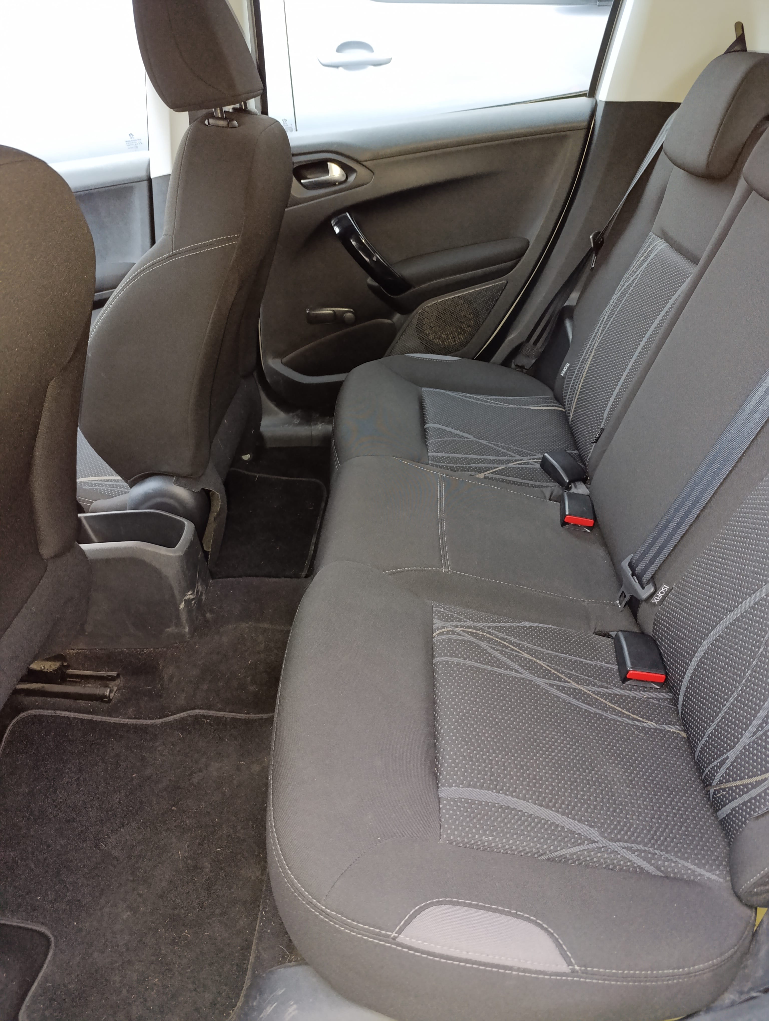 Peugeot 208 avec Siège bébé