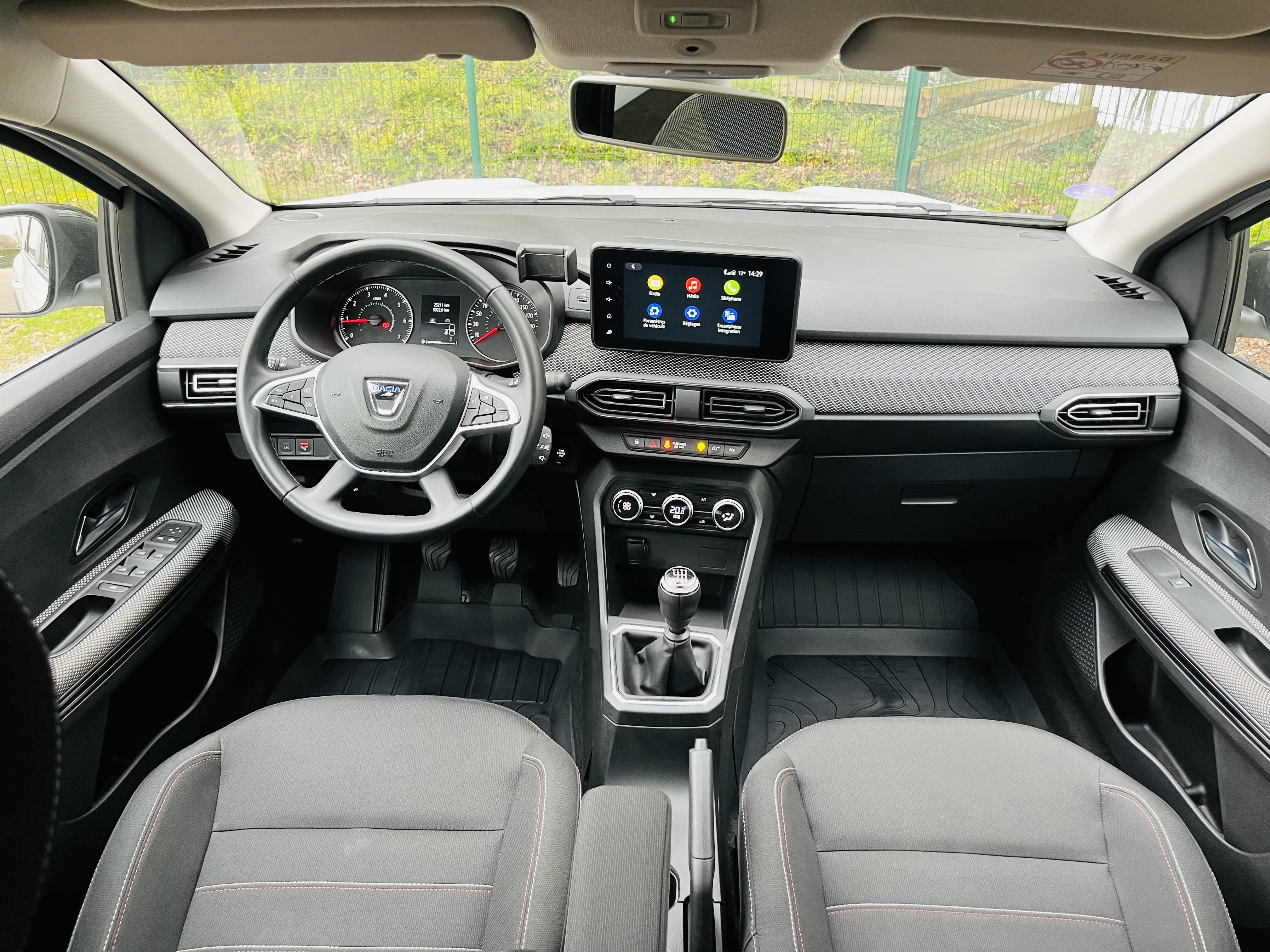 Dacia Jogger à 400m de la Gare avec Pneus neige