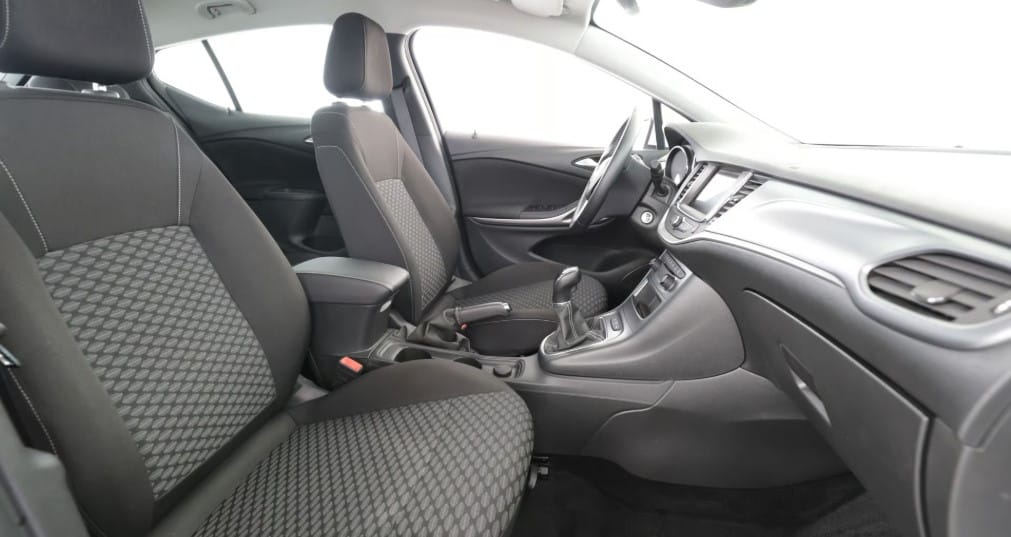 Opel Astra Turbo, vignette suisse digitale 2026, manuelle 6 vitesses avec Apple CarPlay