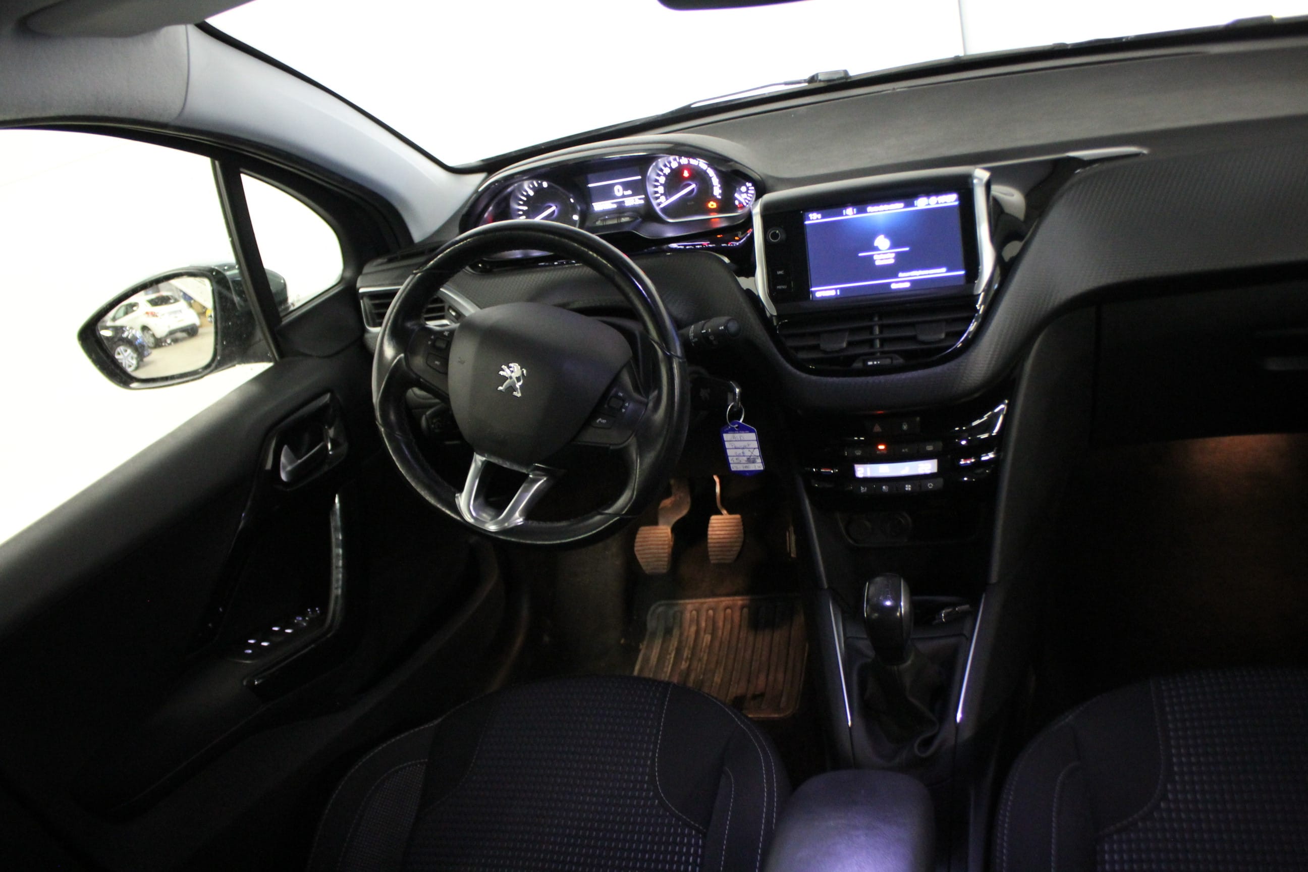 Peugeot 208 avec Coffre de toit