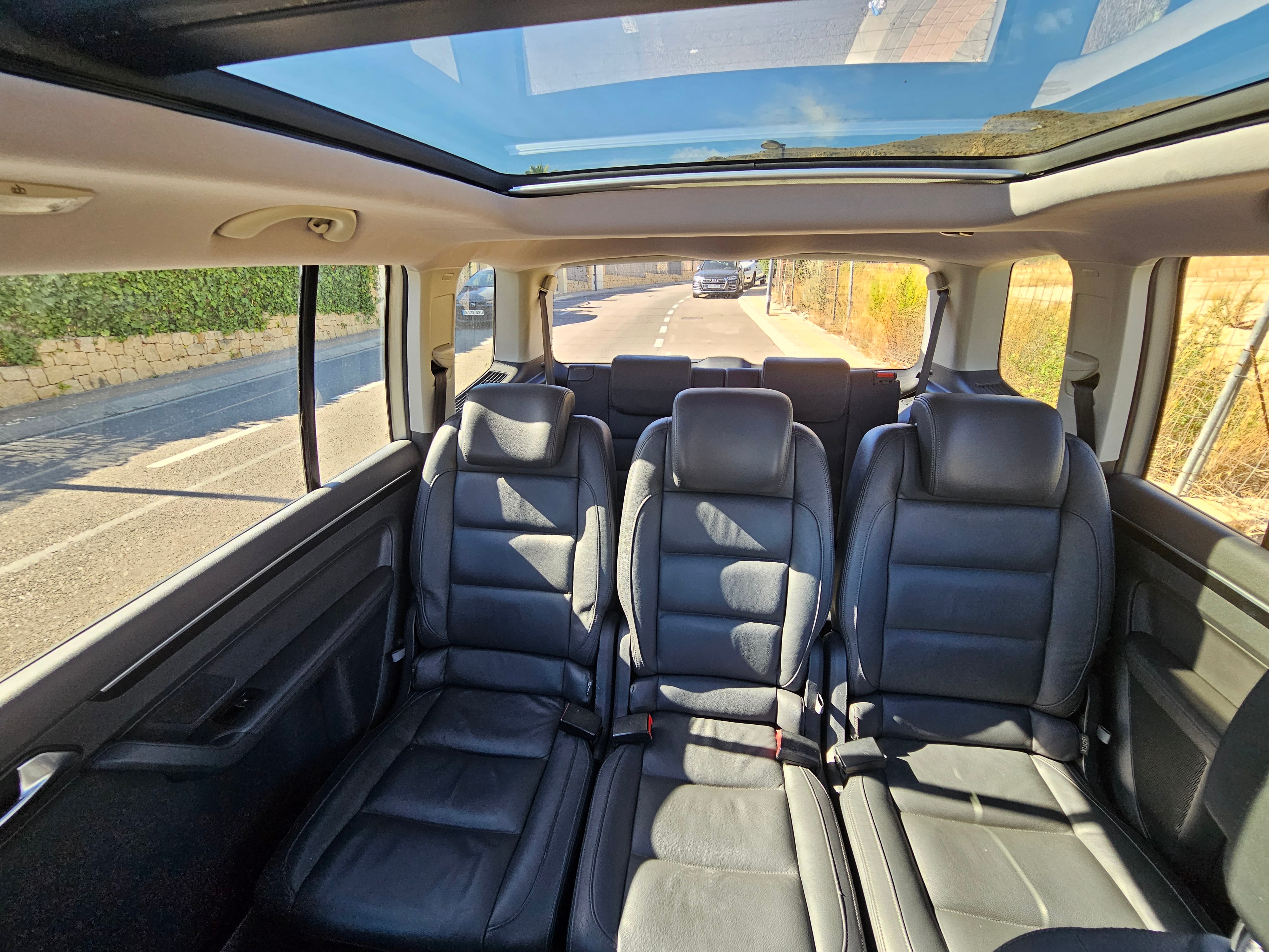 Volkswagen Touran 2.0 TDI con Puertos de carga USB