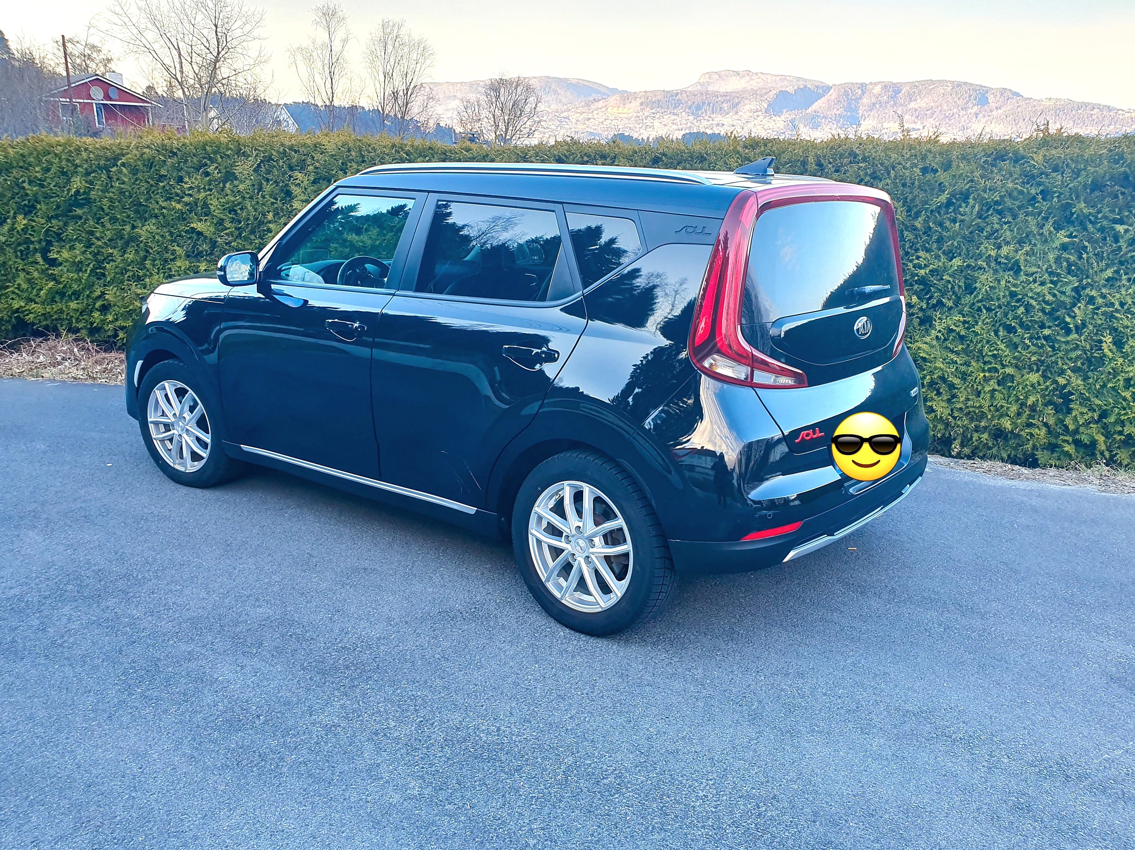 Kia E-Soul Exclusive m/soltak 64 kWh med Bluetooth audio