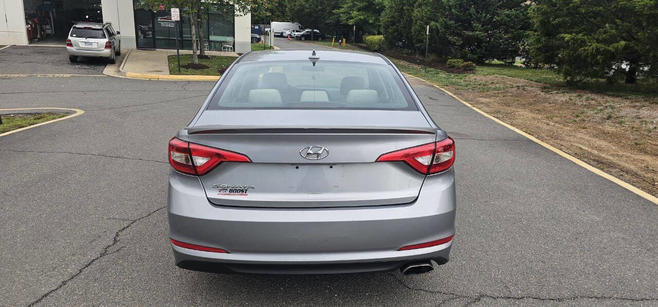 Hyundai Sonata SE with Bluetooth audio