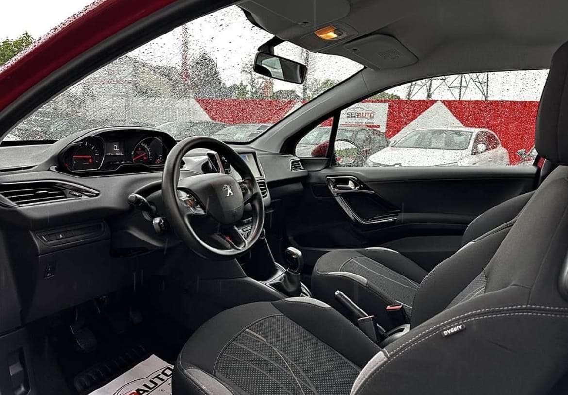 Peugeot 208 met Autostoel baby
