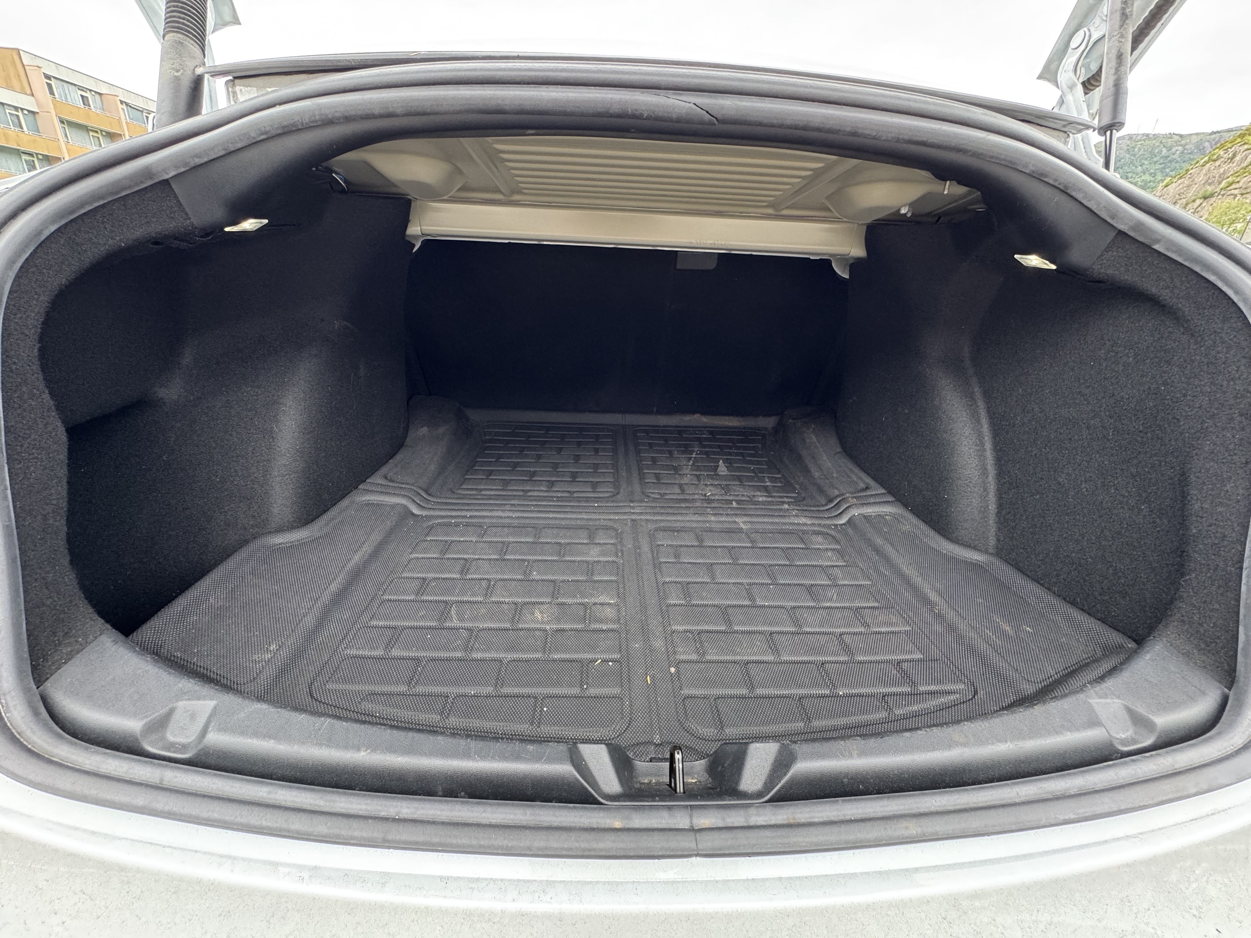 Tesla Model 3 Standard Range Plus med Bluetooth audio