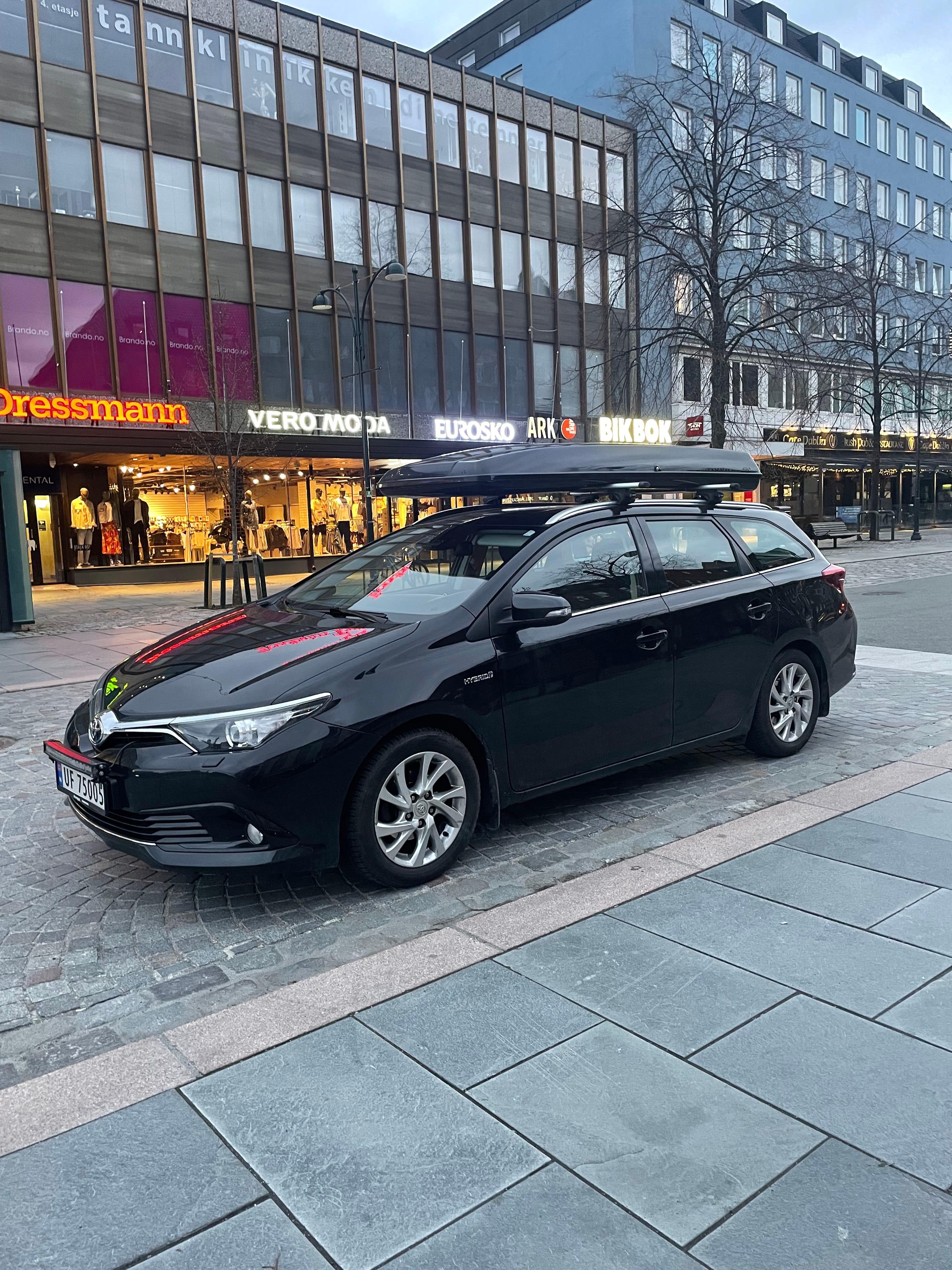 Toyota Auris, 2017, Blyfri 95 / Elektrisk (hybrid), automatisk