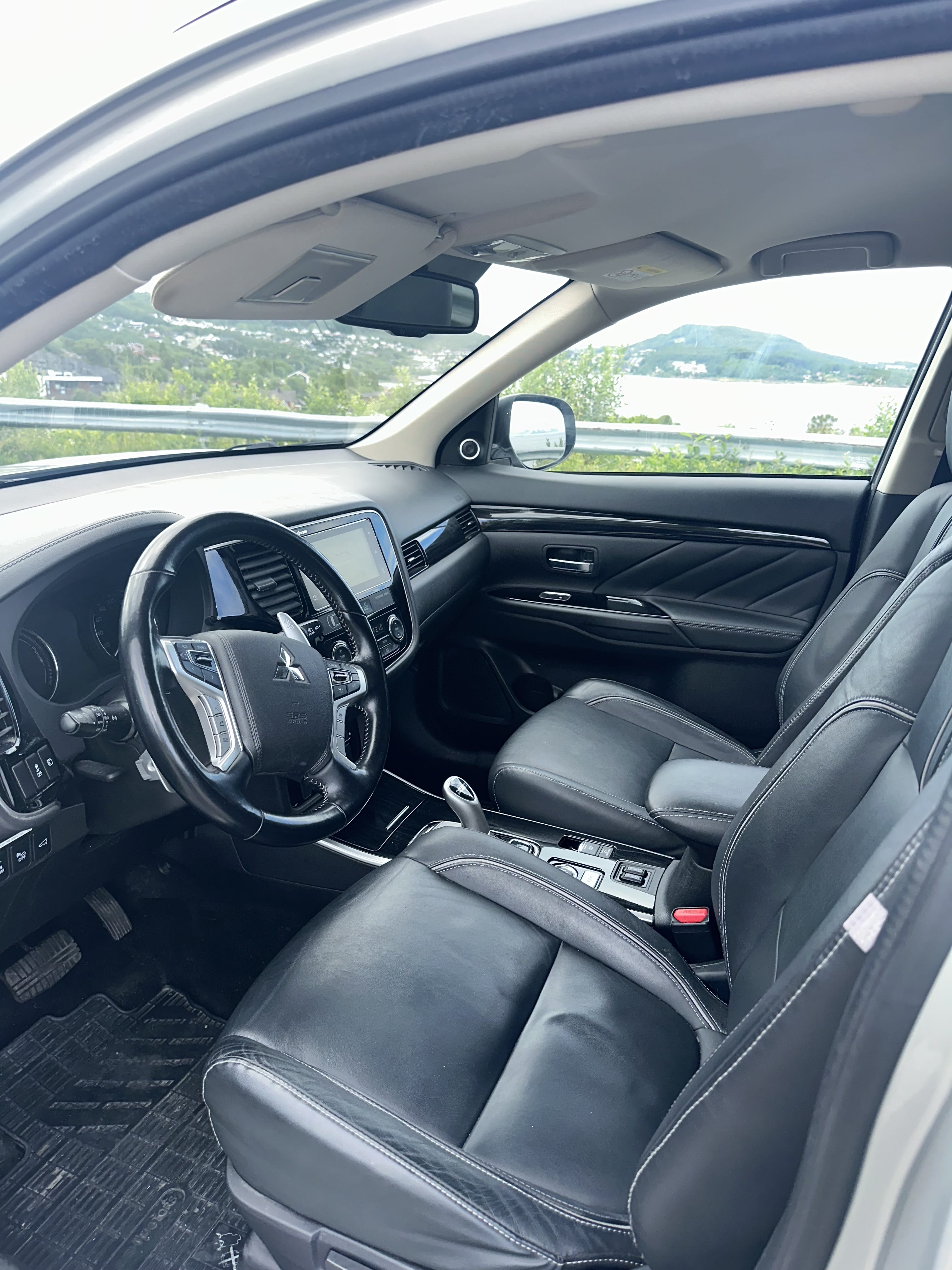 Mitsubishi Outlander PHEV SEL med GPS