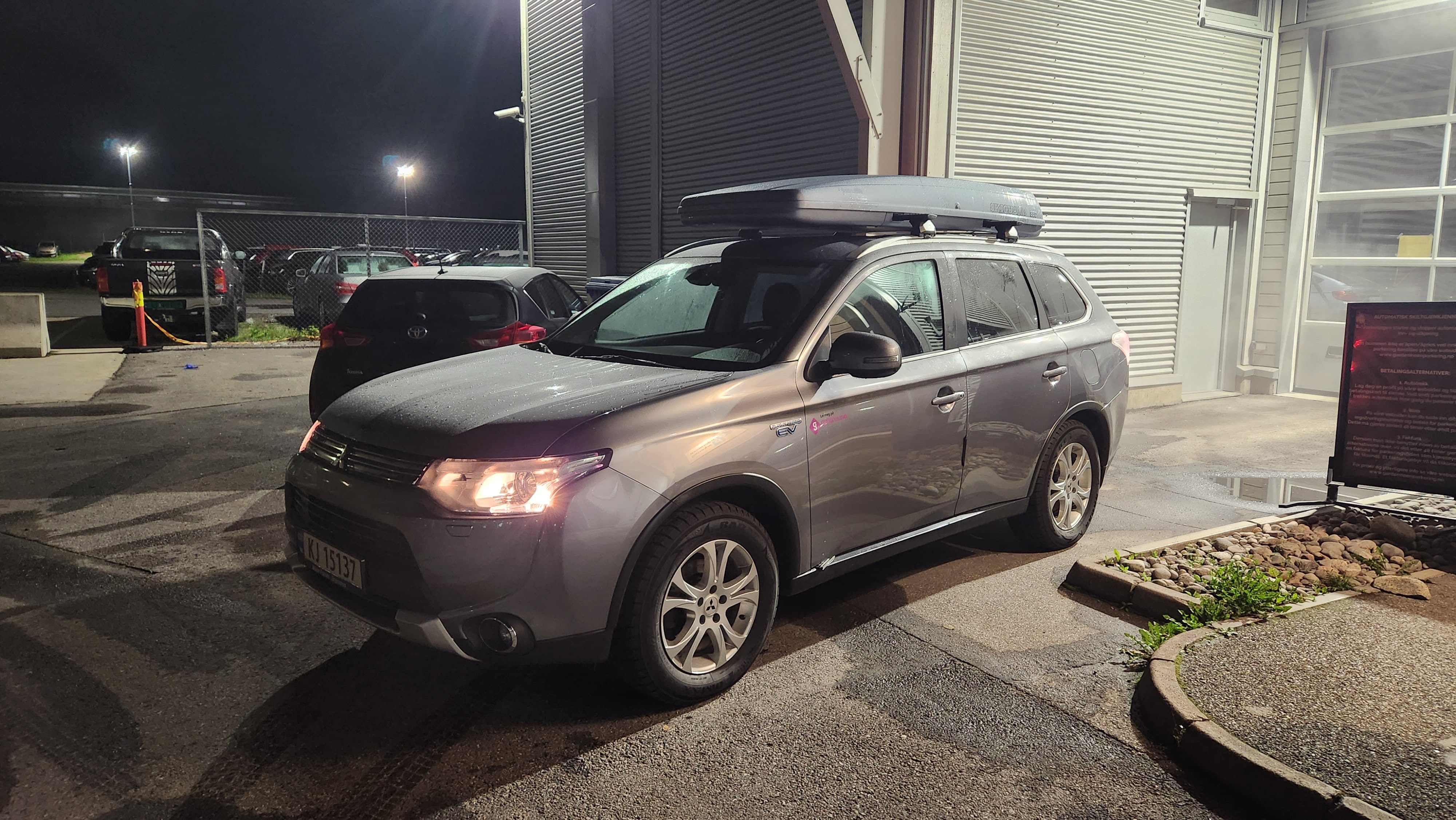 Mitsubishi Outlander Hybrid 2,0 Bensin, Automat, 4WD, hengerfeste,  Skiboks, inkl Beboerkort parkering, 2015, Blyfri 95 / Electric (hybrid), automatic