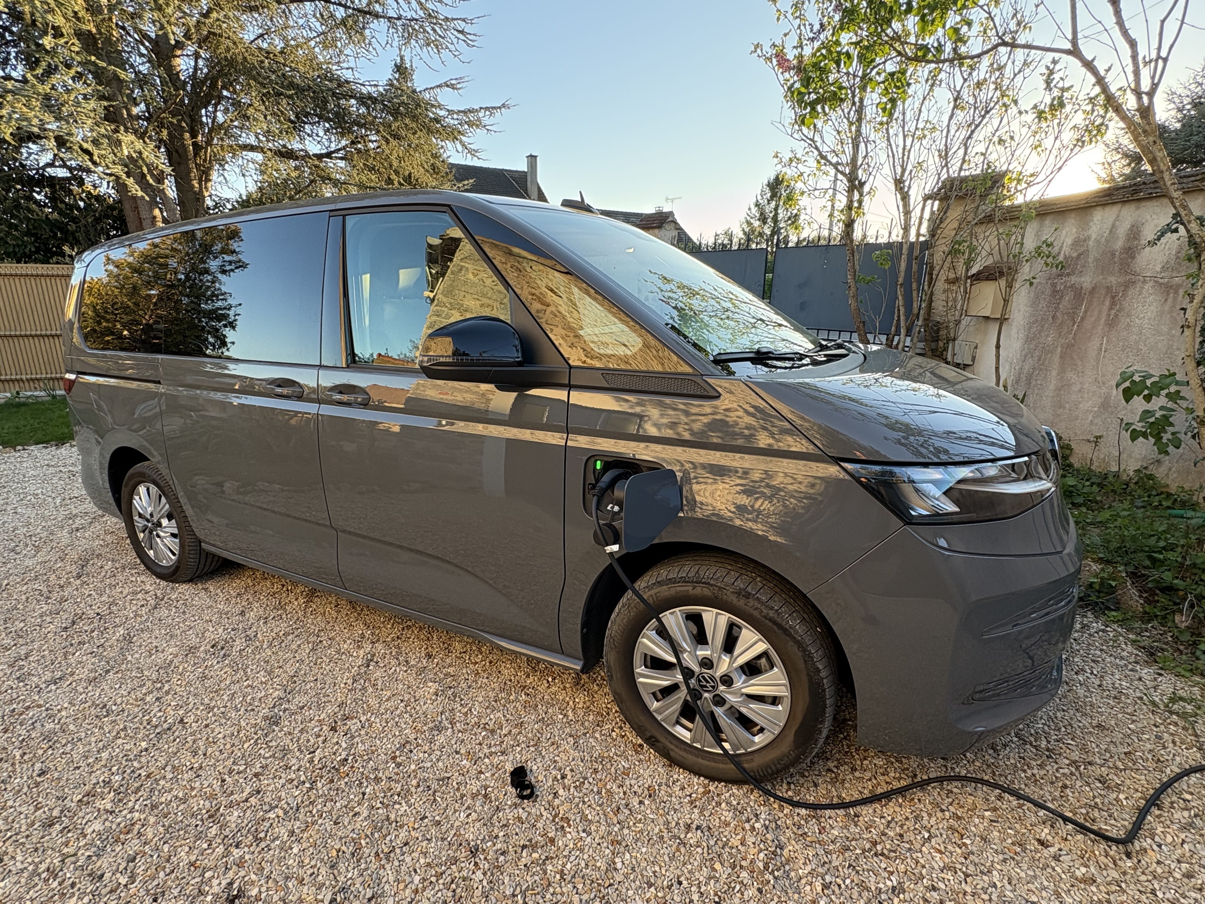 Volkswagen Multivan, 2022, Essence 95 / Électrique (hybride), automatique, 7 places
