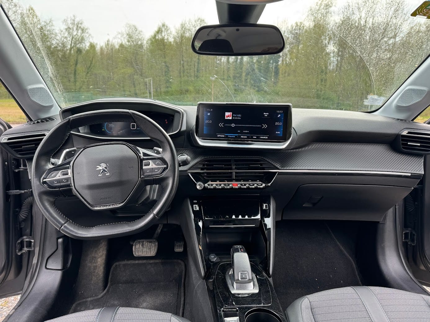 Peugeot 208 Ess BV auto FW255WP avec Siège bébé