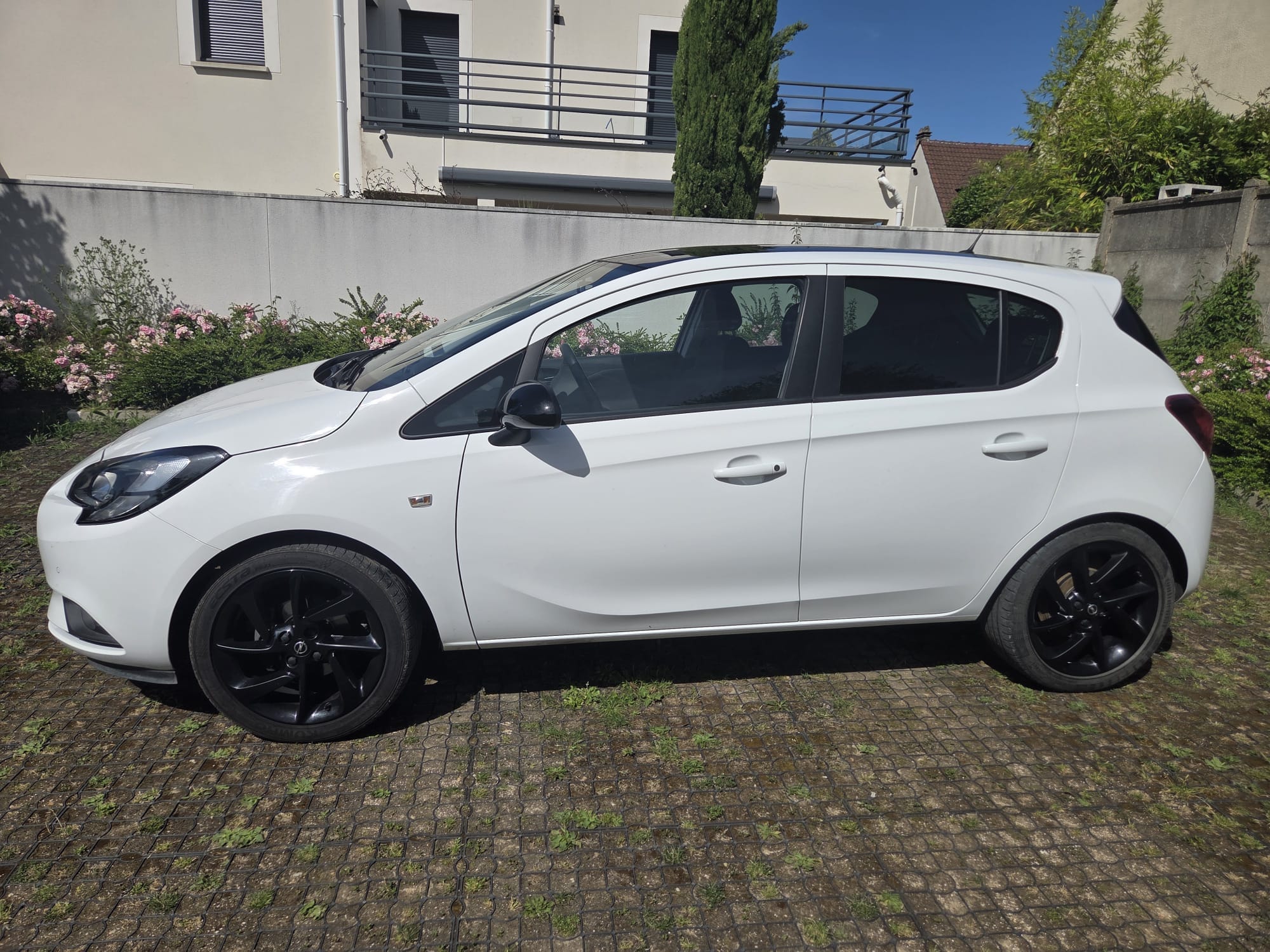 Opel Corsa Black Edition avec Climatisation