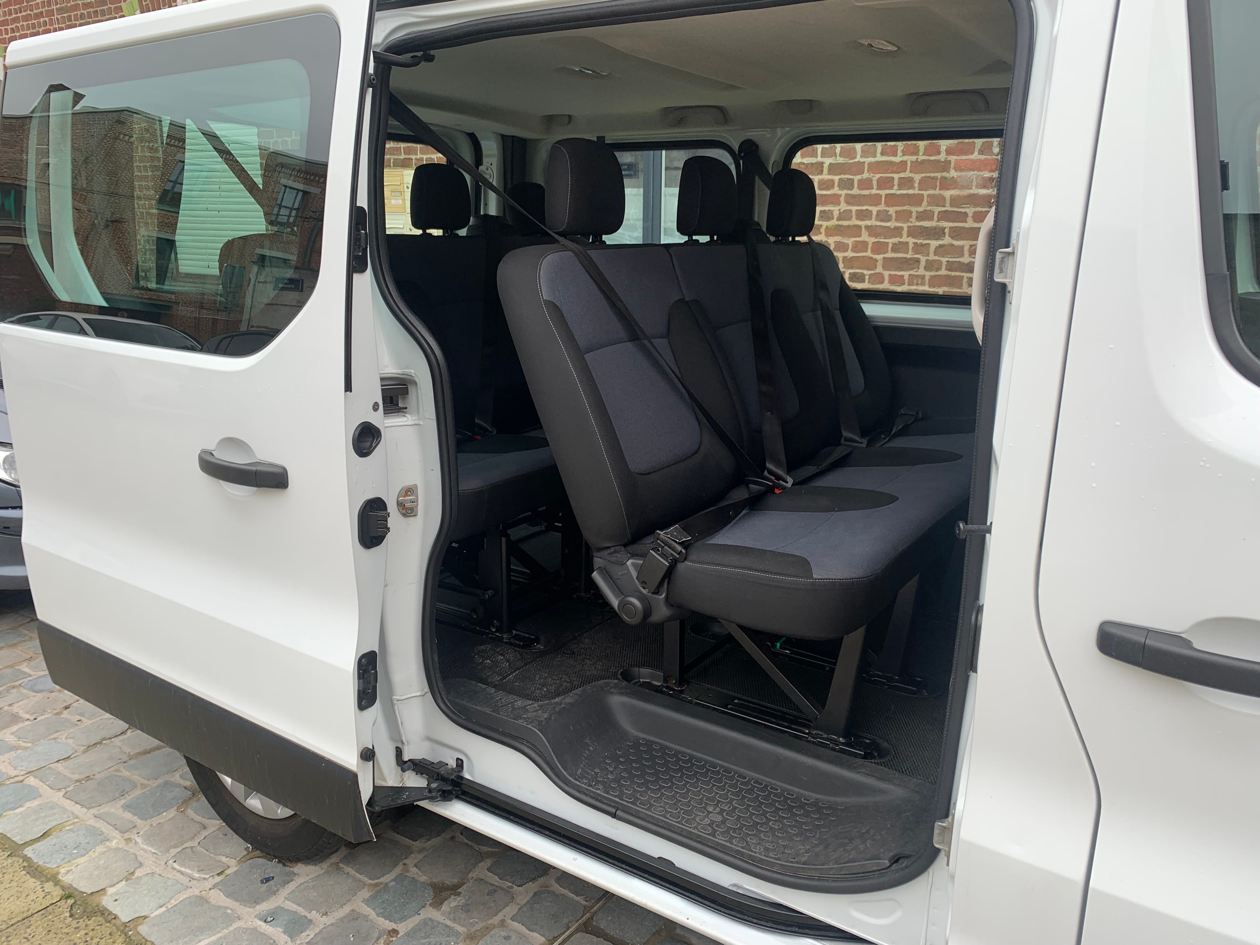 Opel Vivaro Combi avec Siège bébé