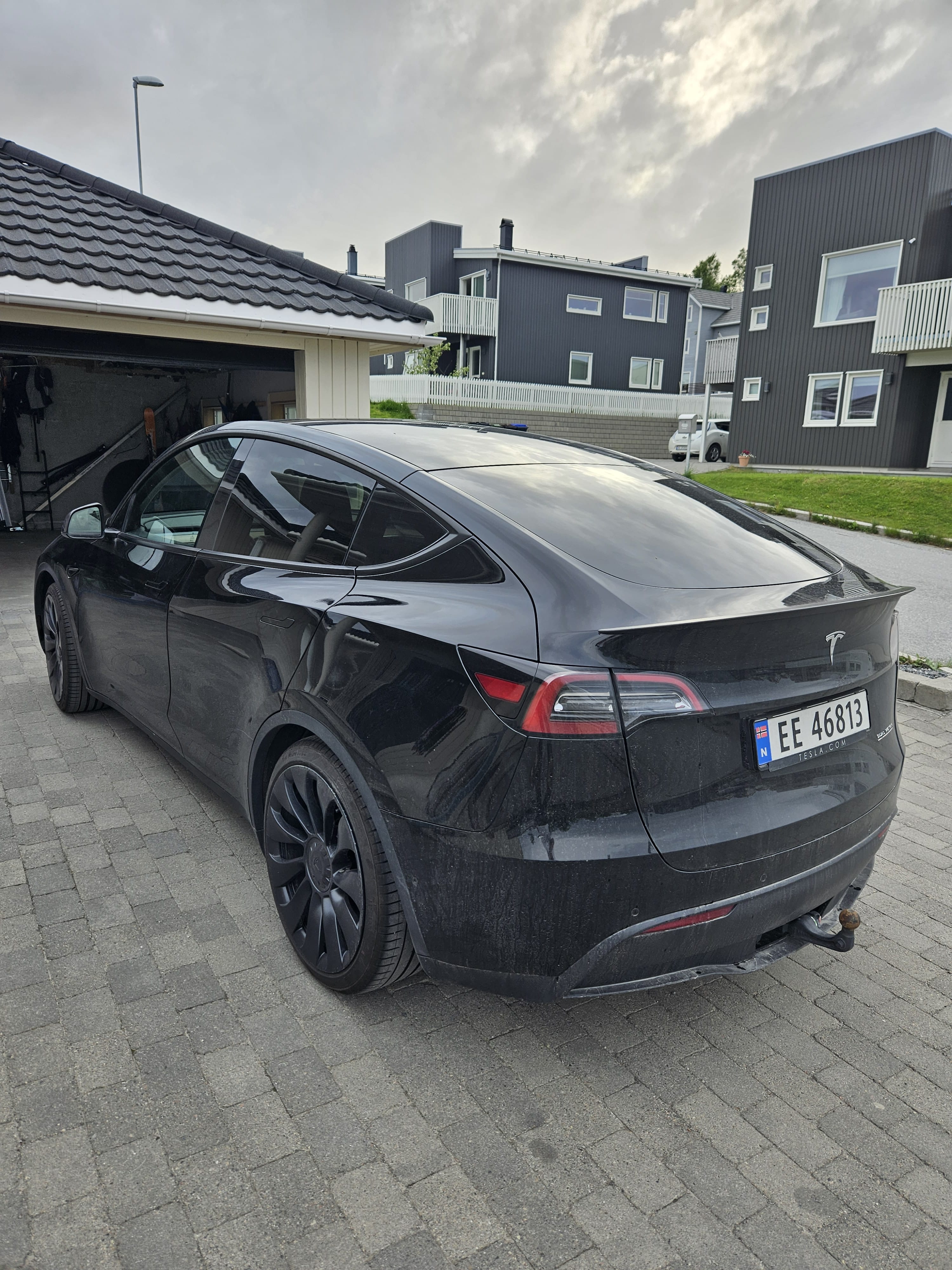Tesla Model Y Performance med GPS
