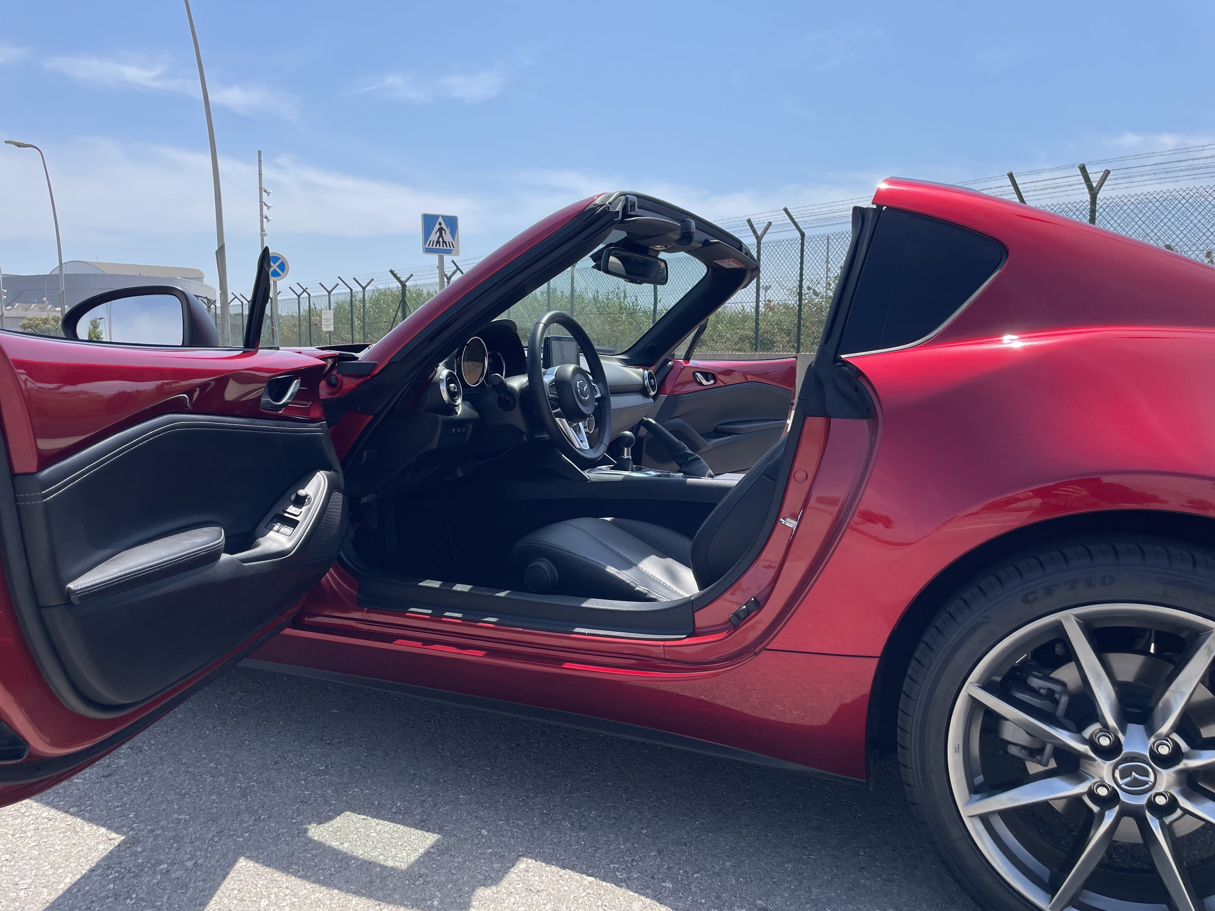 Mazda MX-5 Miata Club Sport descapotable con Audio Bluetooth