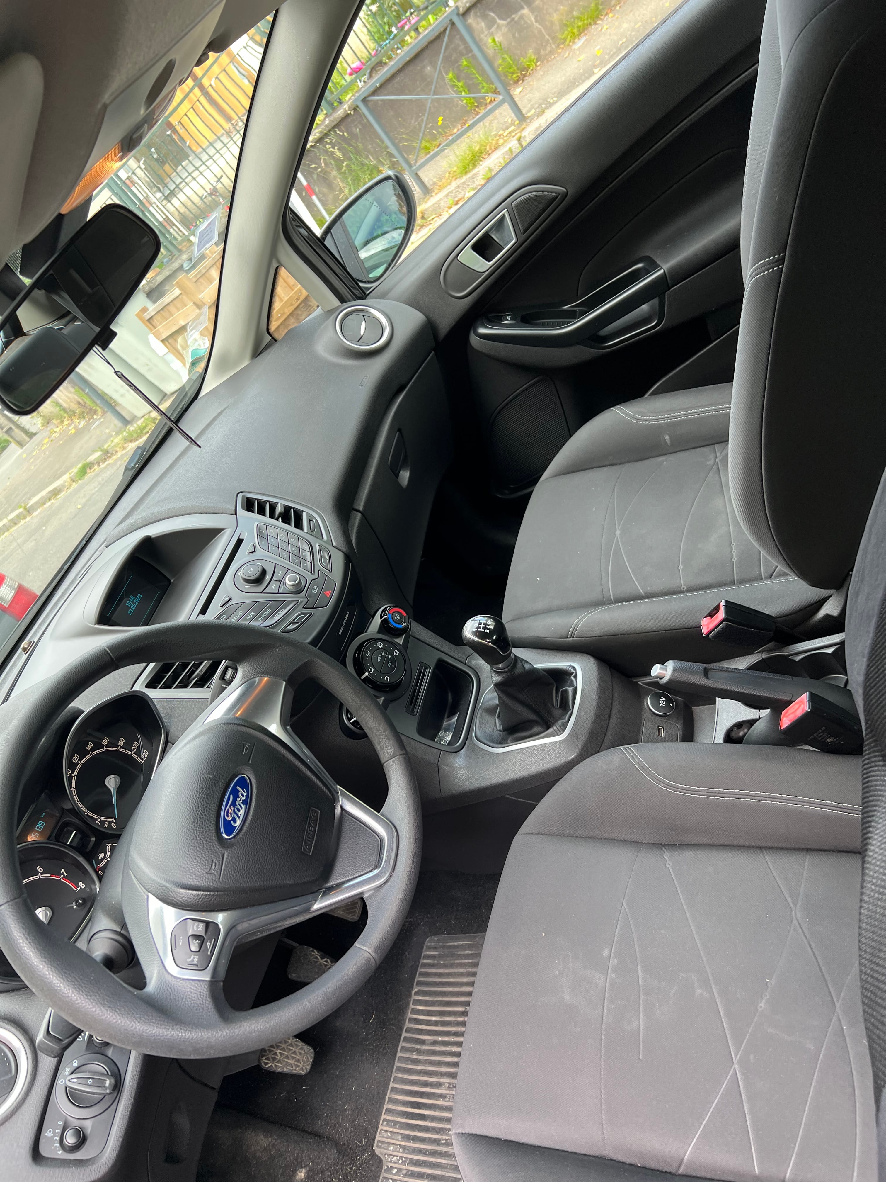 Ford Fiesta avec Siège bébé