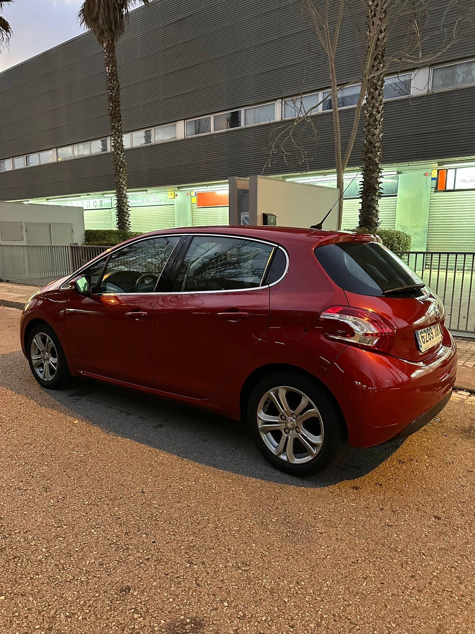 Peugeot 208 con Aire acondicionado