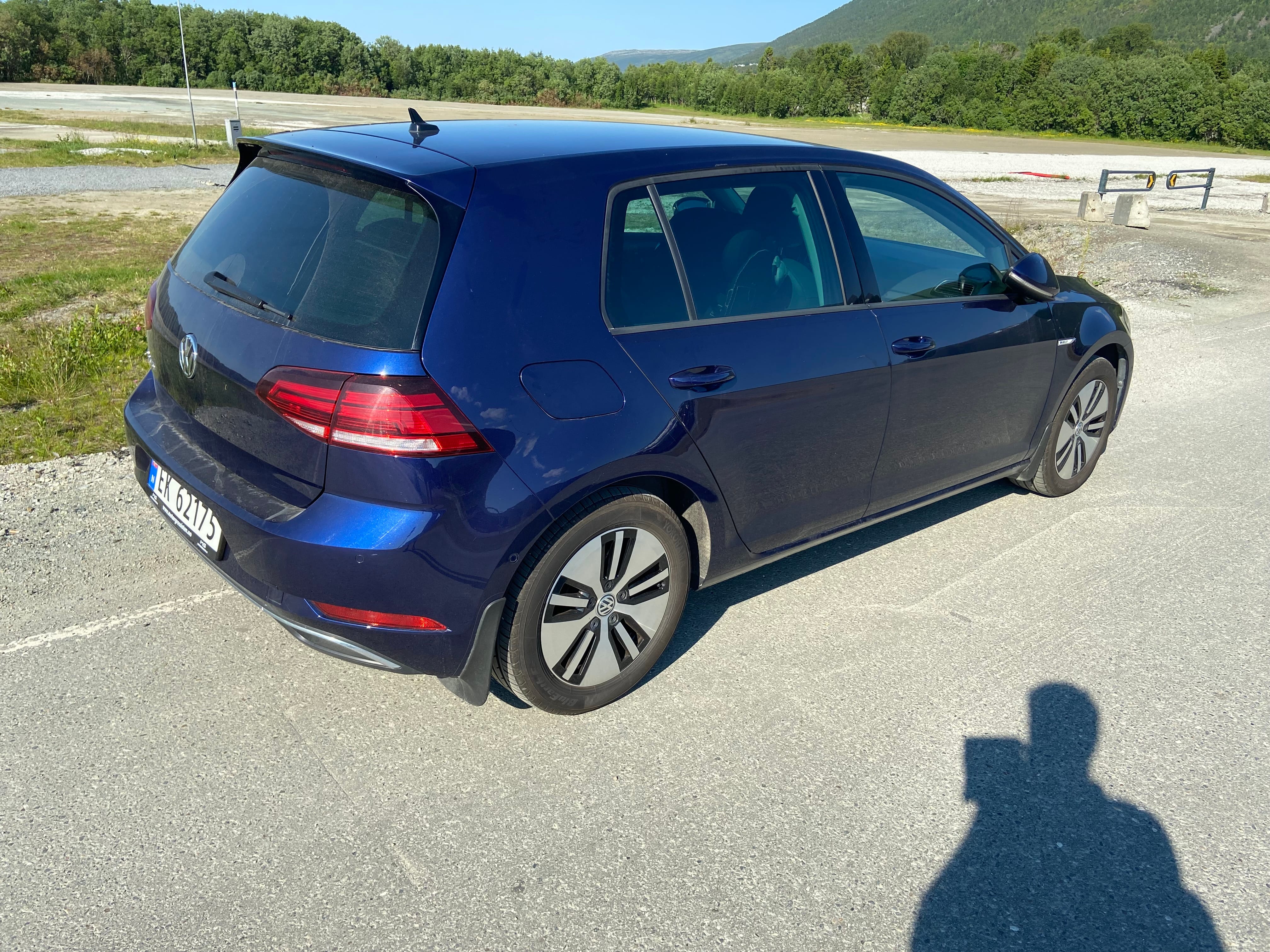 Volkswagen e-Golf 230 kilometer rekkevidde/range - varmepumpe/heatpumpe- barnesete og sittepute for barn mit Navigationsgerät