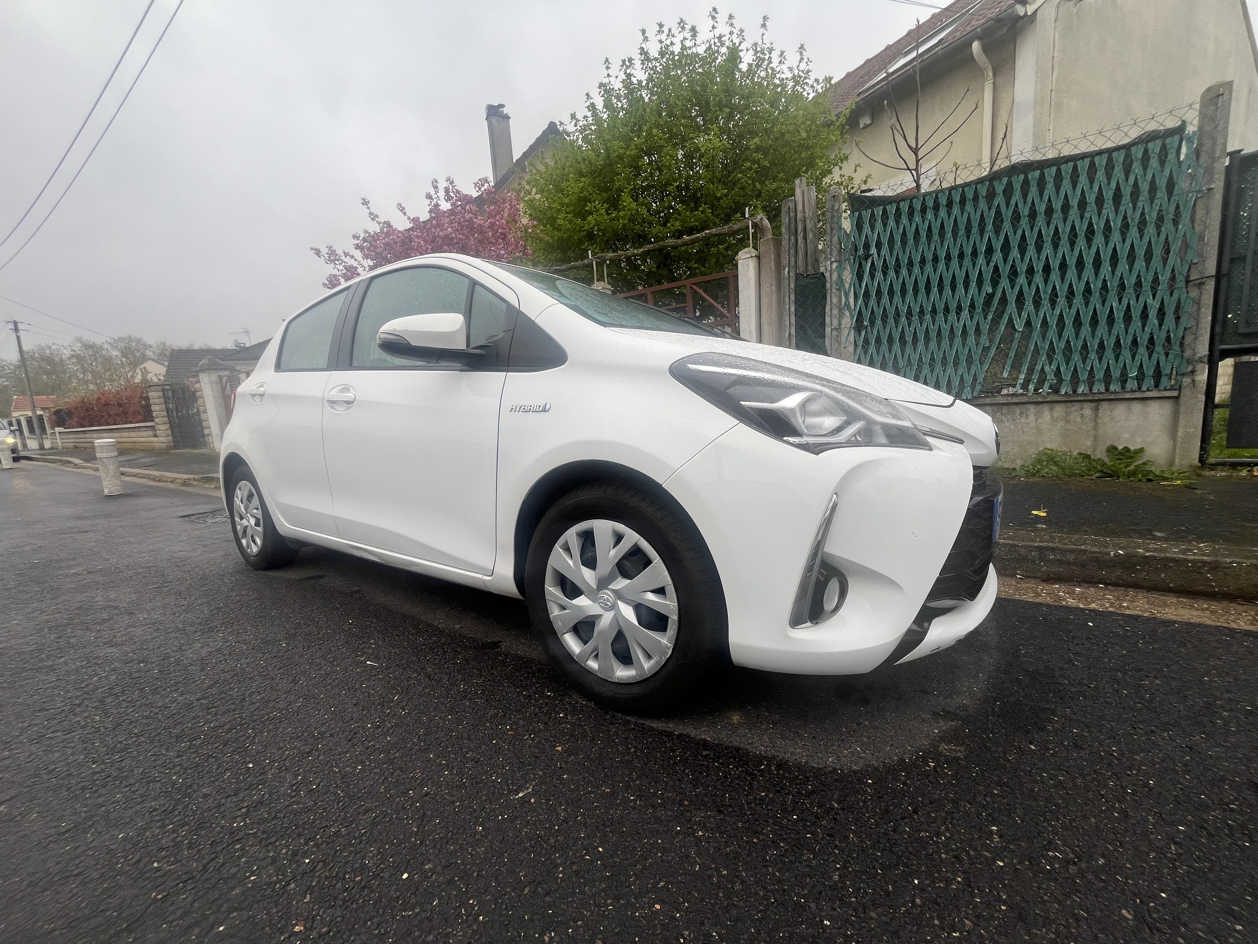 Toyota Yaris 5-Door L, 2019, Essence 98 / Électrique (hybride), automatique