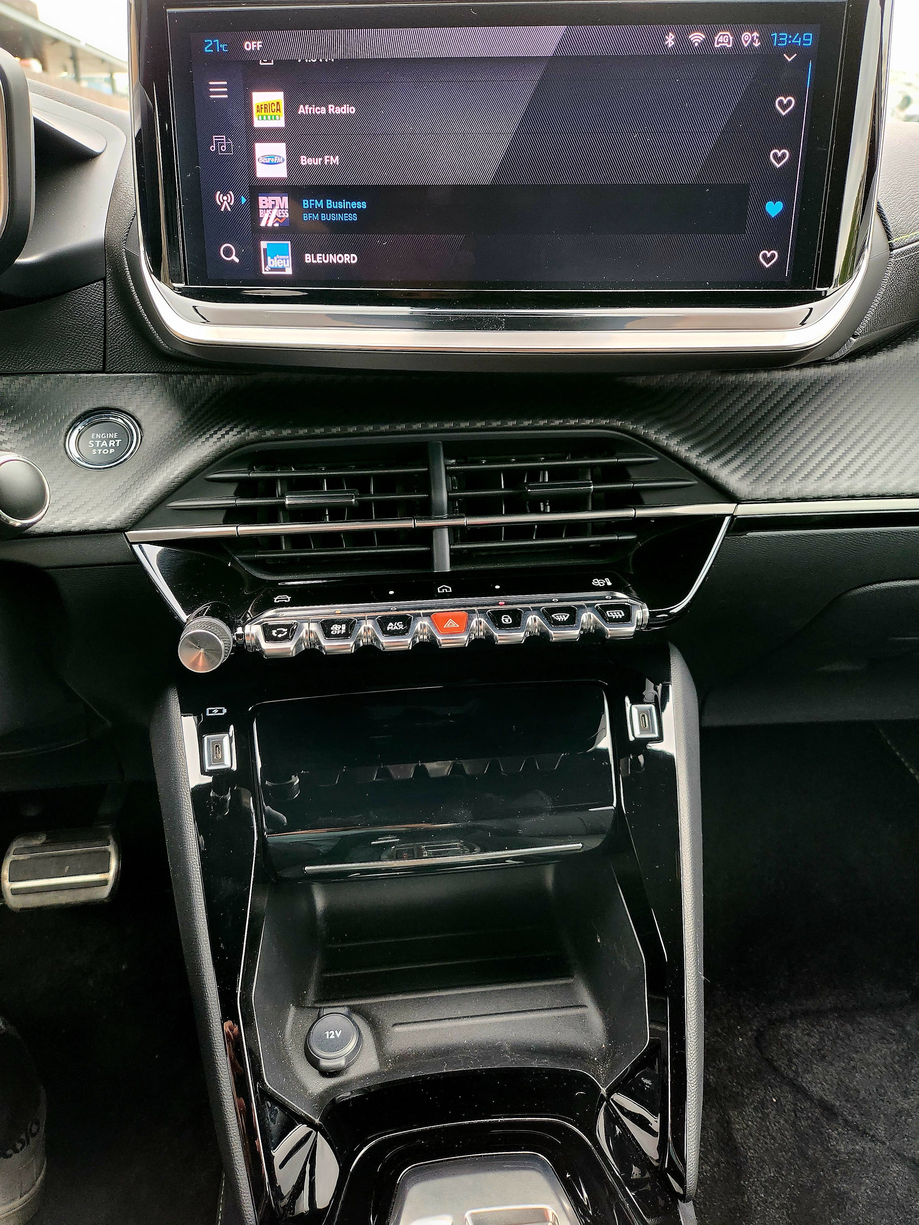 Peugeot 208 HYBRIDE Boite Auto (GR207) (Clim, Chargeur a induction, connectivité Smartphone, ...) avec Audio Bluetooth