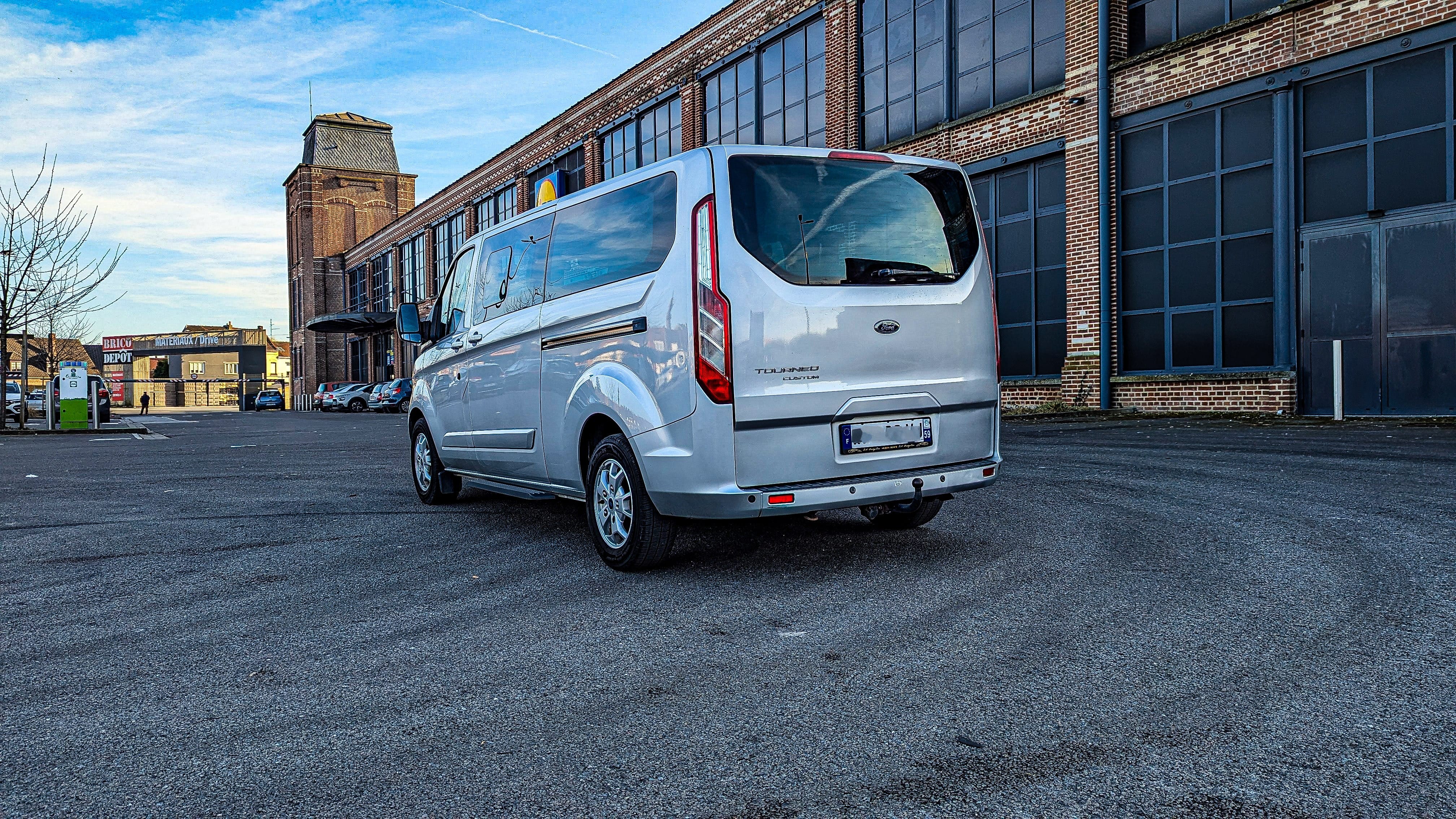 Ford Tourneo Custom 2.2 DTCI 125 CH 9 PLACES GRAND COFFRE avec Entrée audio / iPod