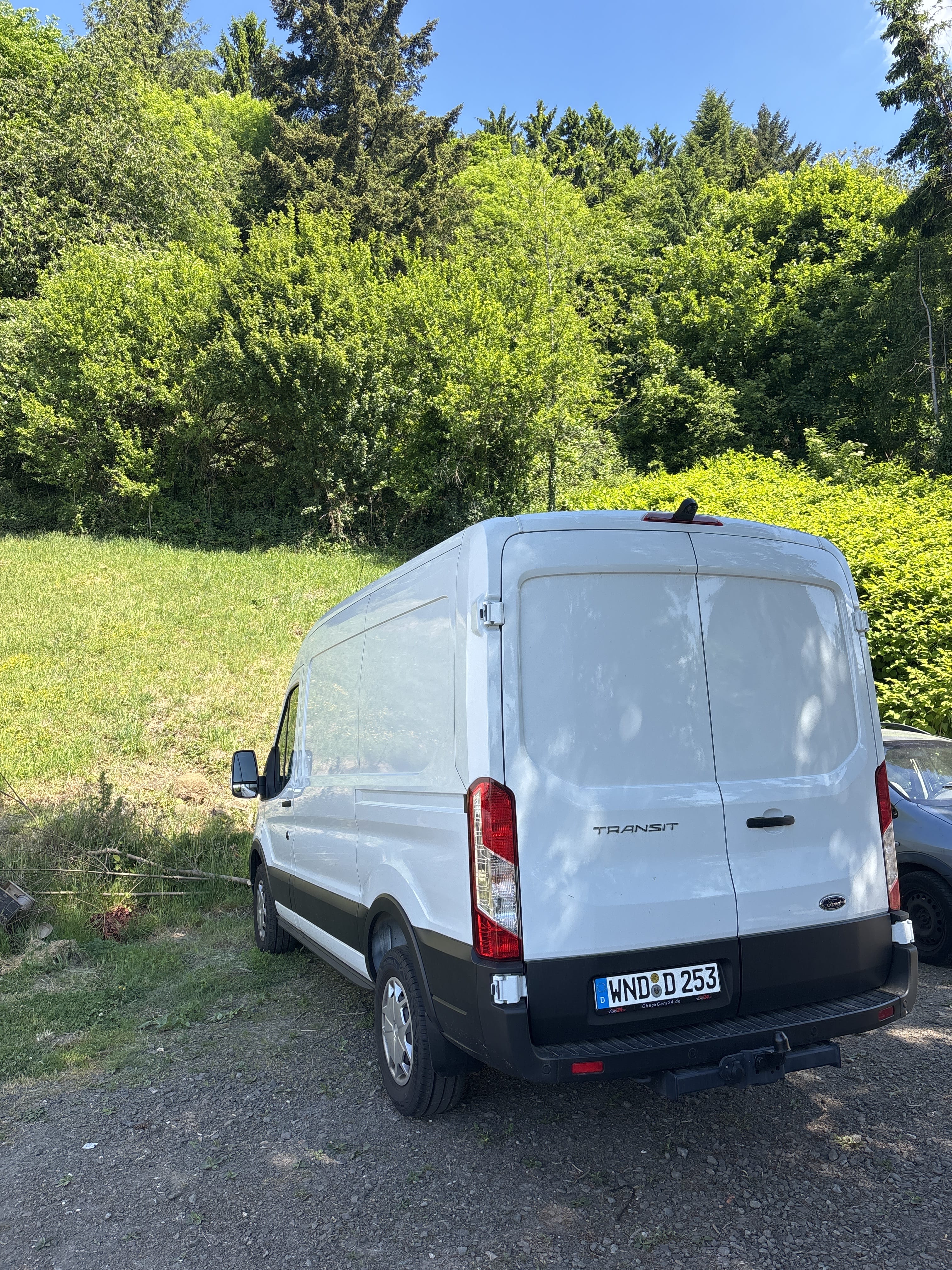 Ford Transit 350 mit Navigationsgerät