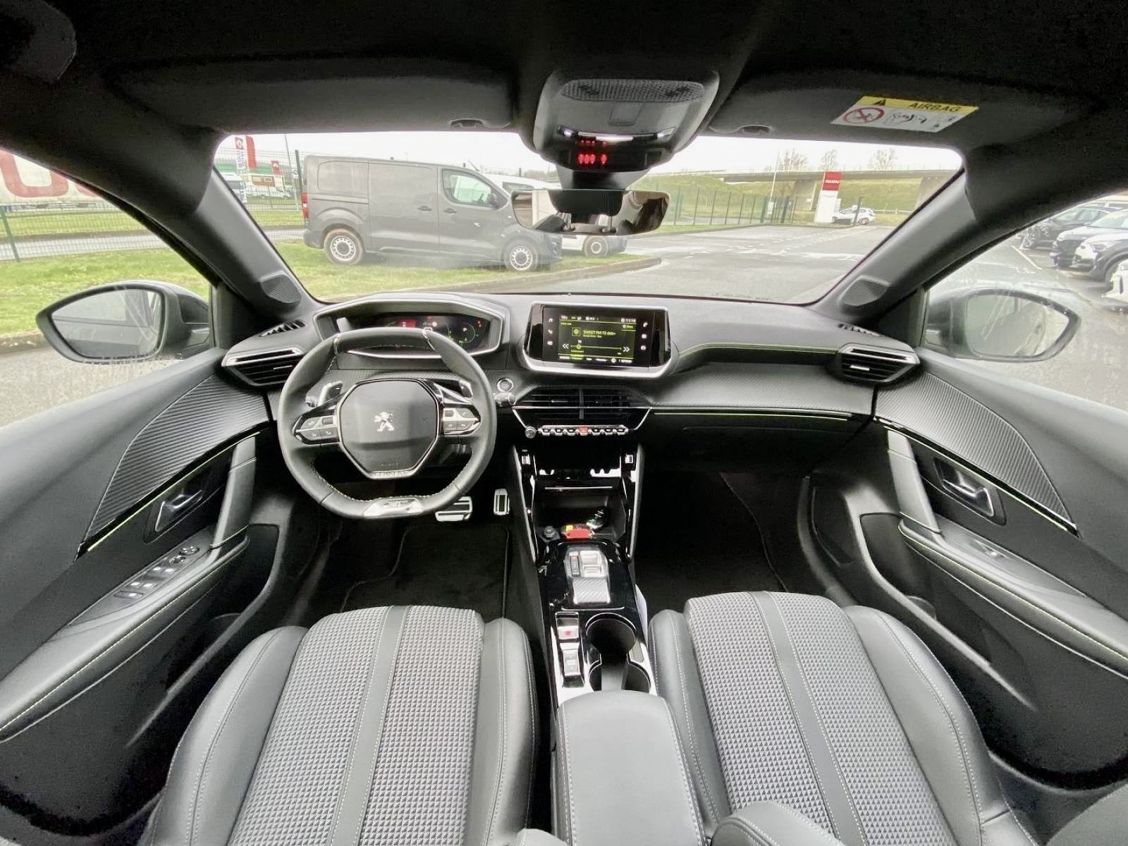 Peugeot 208 mit Navigationsgerät