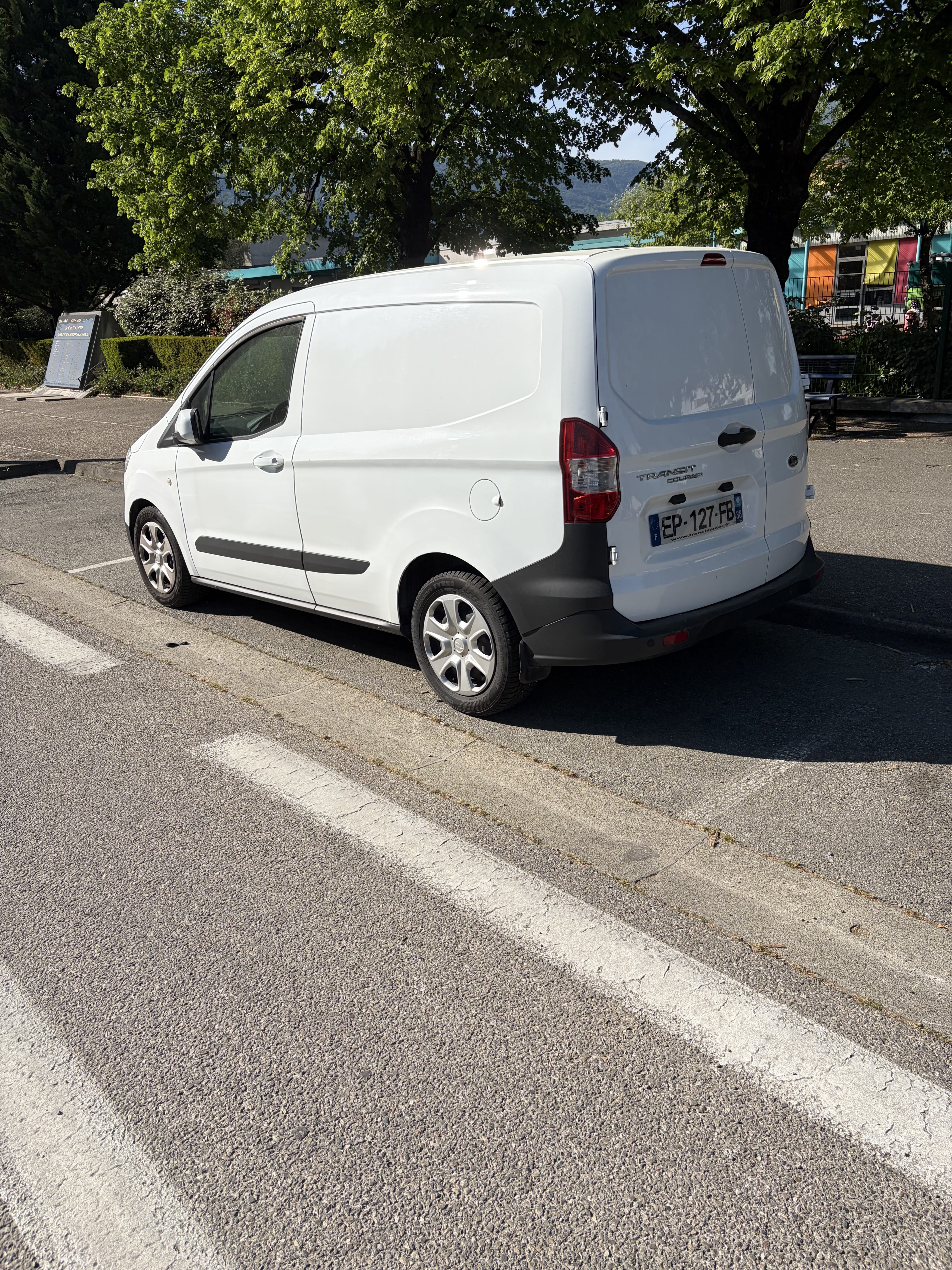 Ford Transit Courier Fourgon avec GPS