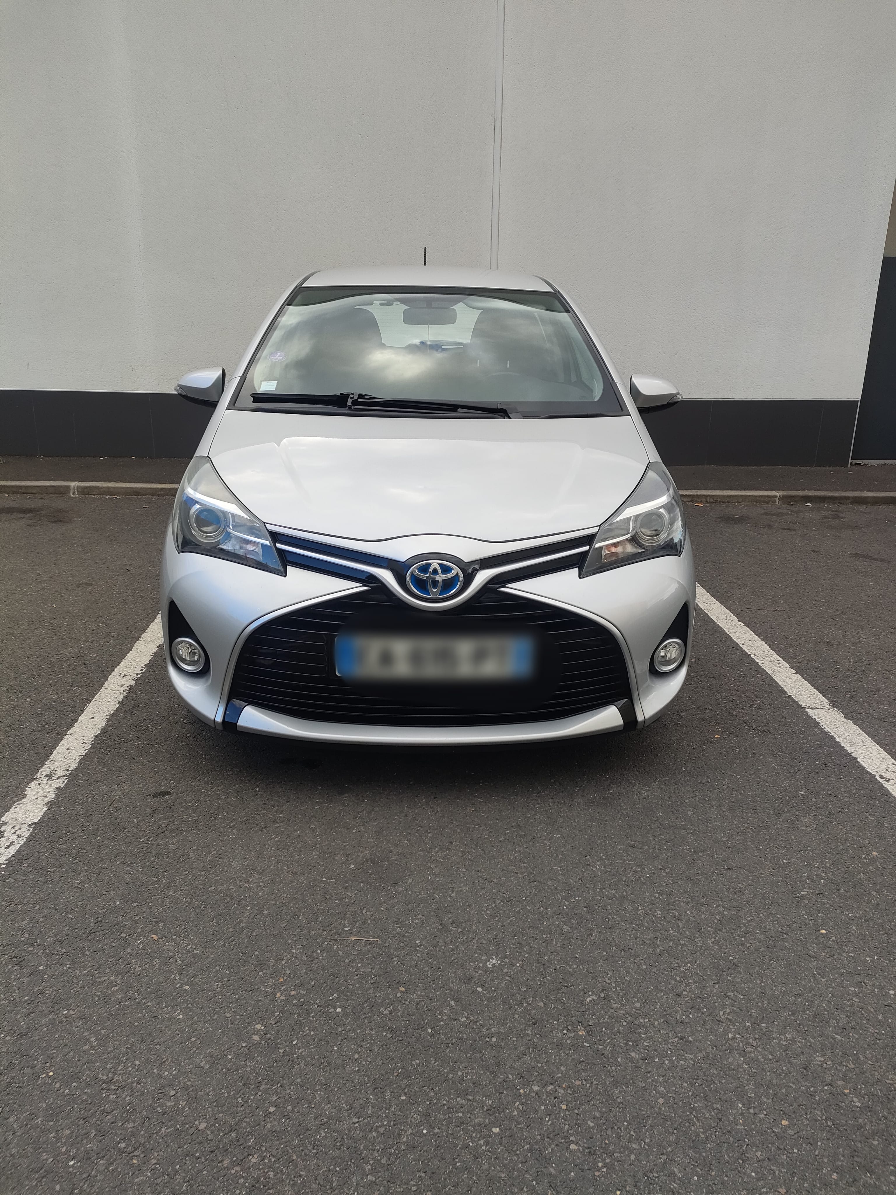 Toyota Yaris, 2016, Essence 98 / Électrique (hybride), automatique